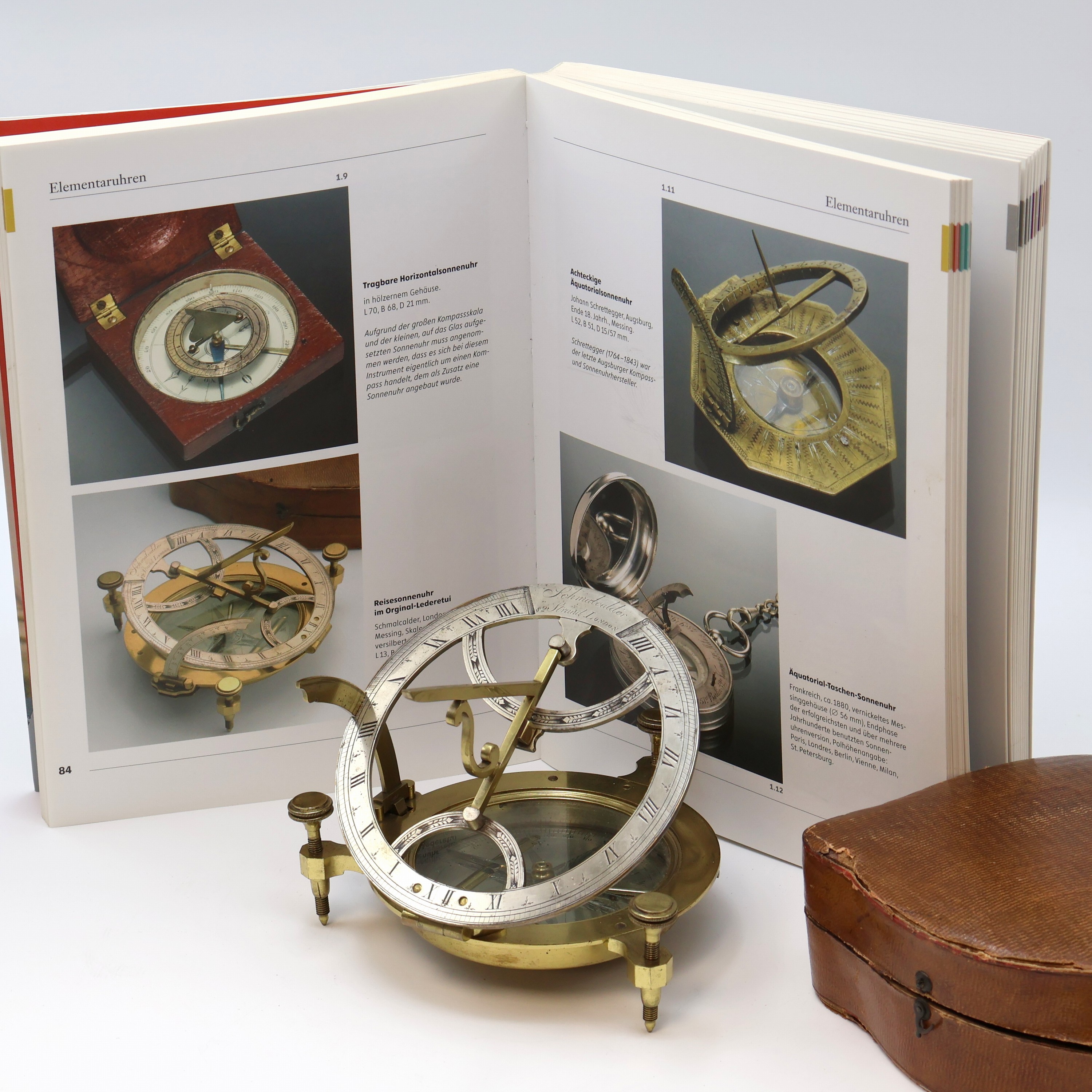 Detail e: SCHMALCALDER sehr seltene, große Sonnenuhr im original Etui, London um 1810, Messinggeh. auf 3 justierbaren Füßen stehend, im Boden unter Glas ...
