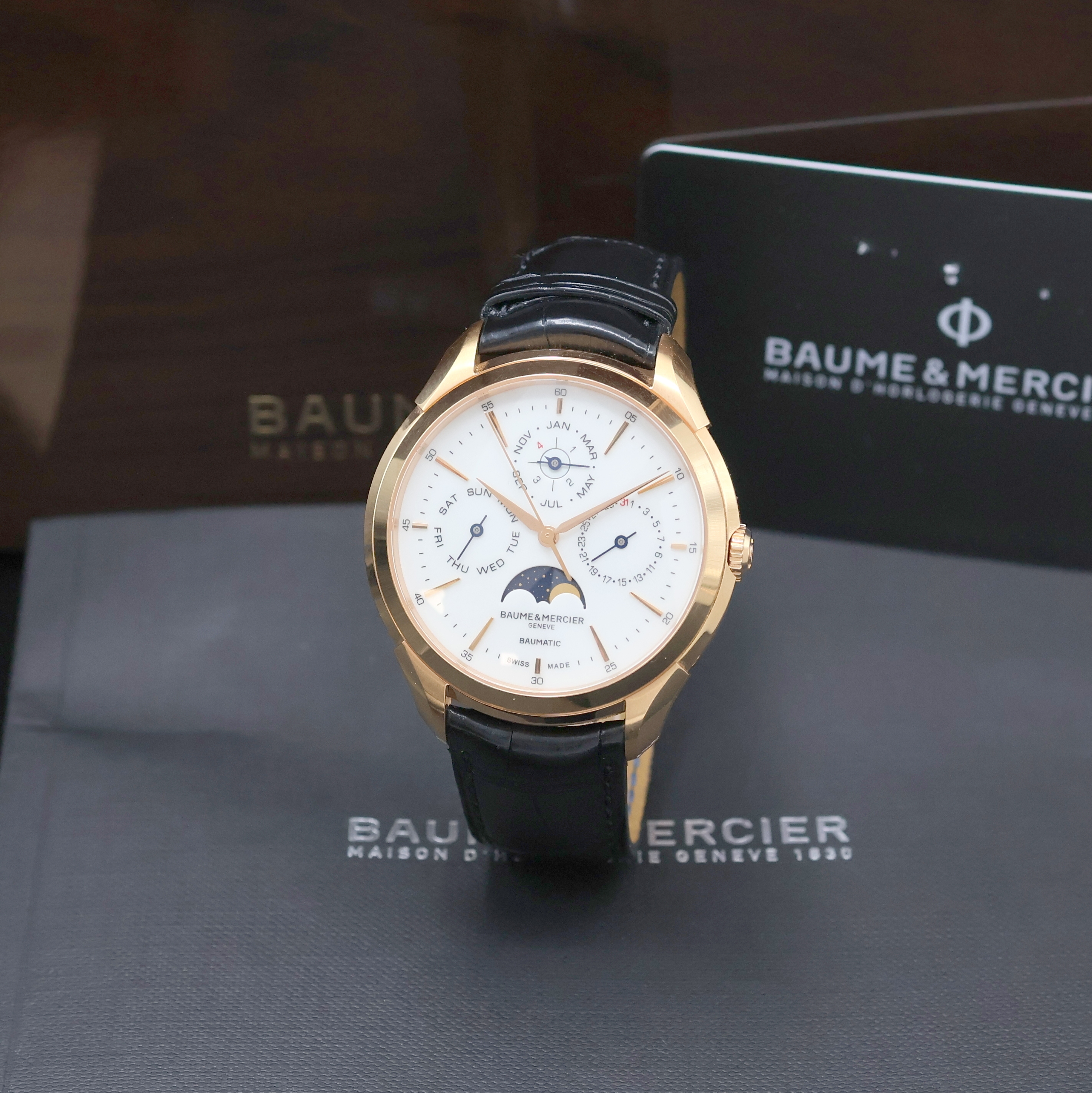 Image 27039832 - BAUME & MERCIER Clifton Baumatic astronomische Herrenarmbanduhr mit ewigem Kalender in RG ...