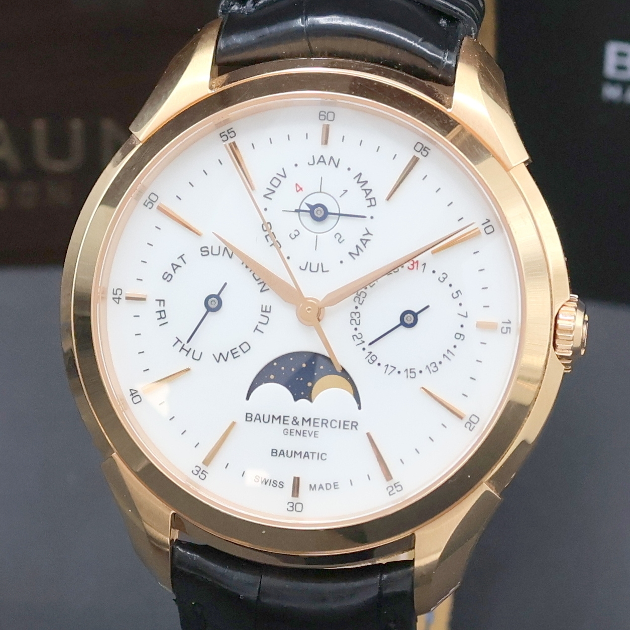 Detail a: BAUME & MERCIER Clifton Baumatic astronomische Herrenarmbanduhr mit ewigem Kalender in RG 750/000 Referenz M0A10470, Schweiz um 2019, Automatik, ...