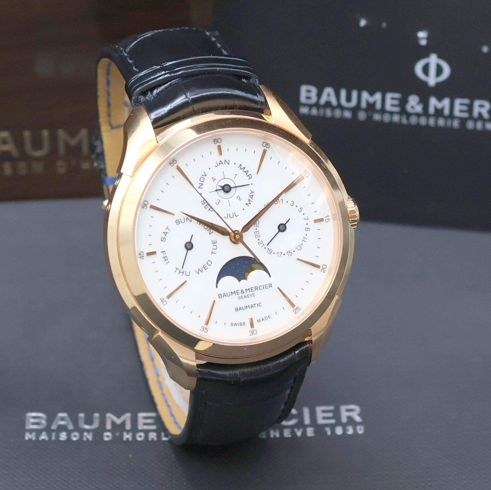 Detail b: BAUME & MERCIER Clifton Baumatic astronomische Herrenarmbanduhr mit ewigem Kalender in RG 750/000 Referenz M0A10470, Schweiz um 2019, Automatik, ...
