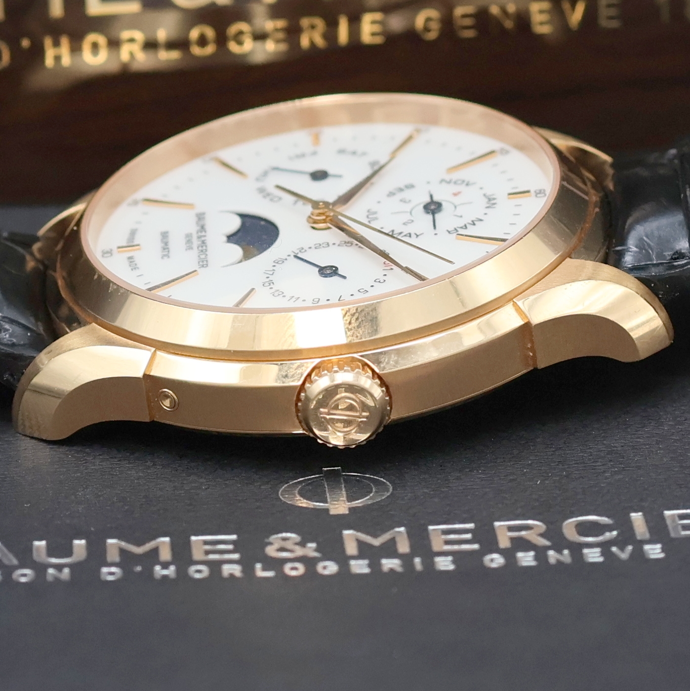 Detail d: BAUME & MERCIER Clifton Baumatic astronomische Herrenarmbanduhr mit ewigem Kalender in RG 750/000 Referenz M0A10470, Schweiz um 2019, Automatik, ...