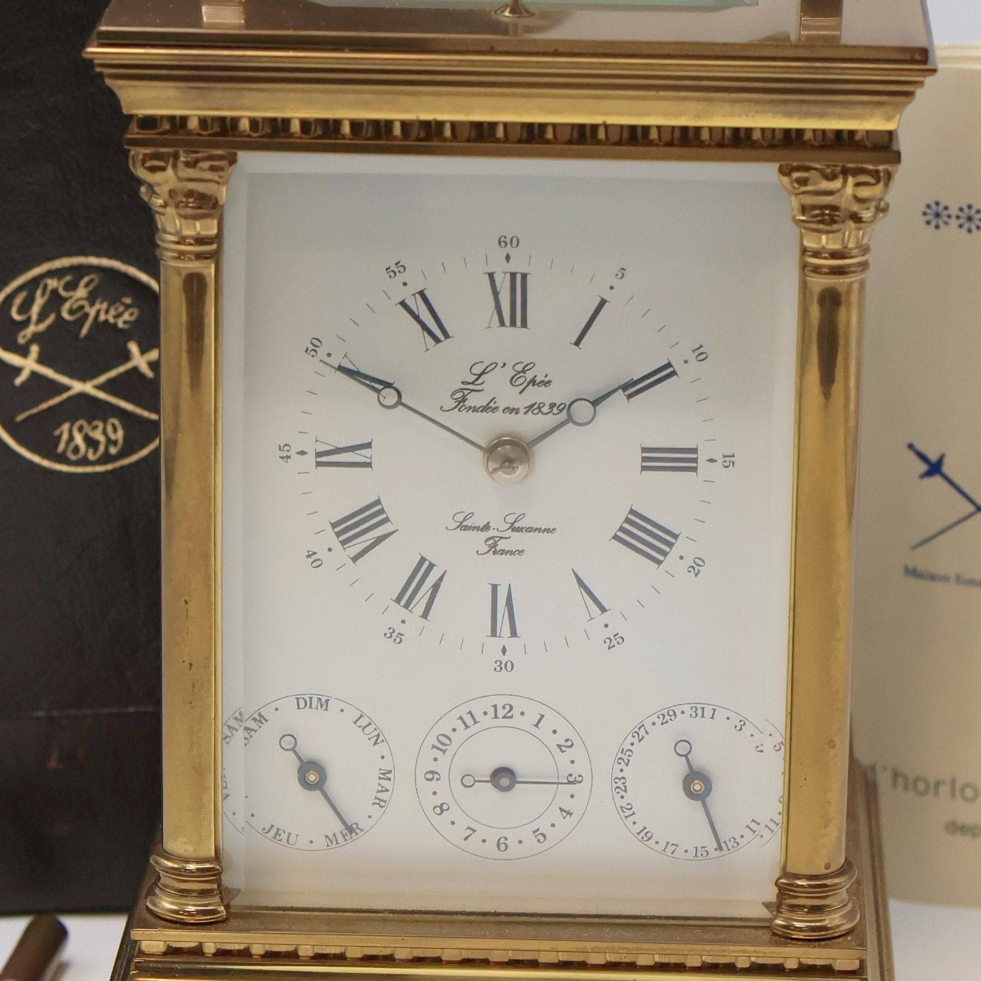 Detail a: L Epée große Reiseuhr mit 1/2-Stundenschlag, Wecker, Repetition und Kalender, Frankreich um 1985, Messinggeh. m. Tragbügel, 5-seitig vergl., ...