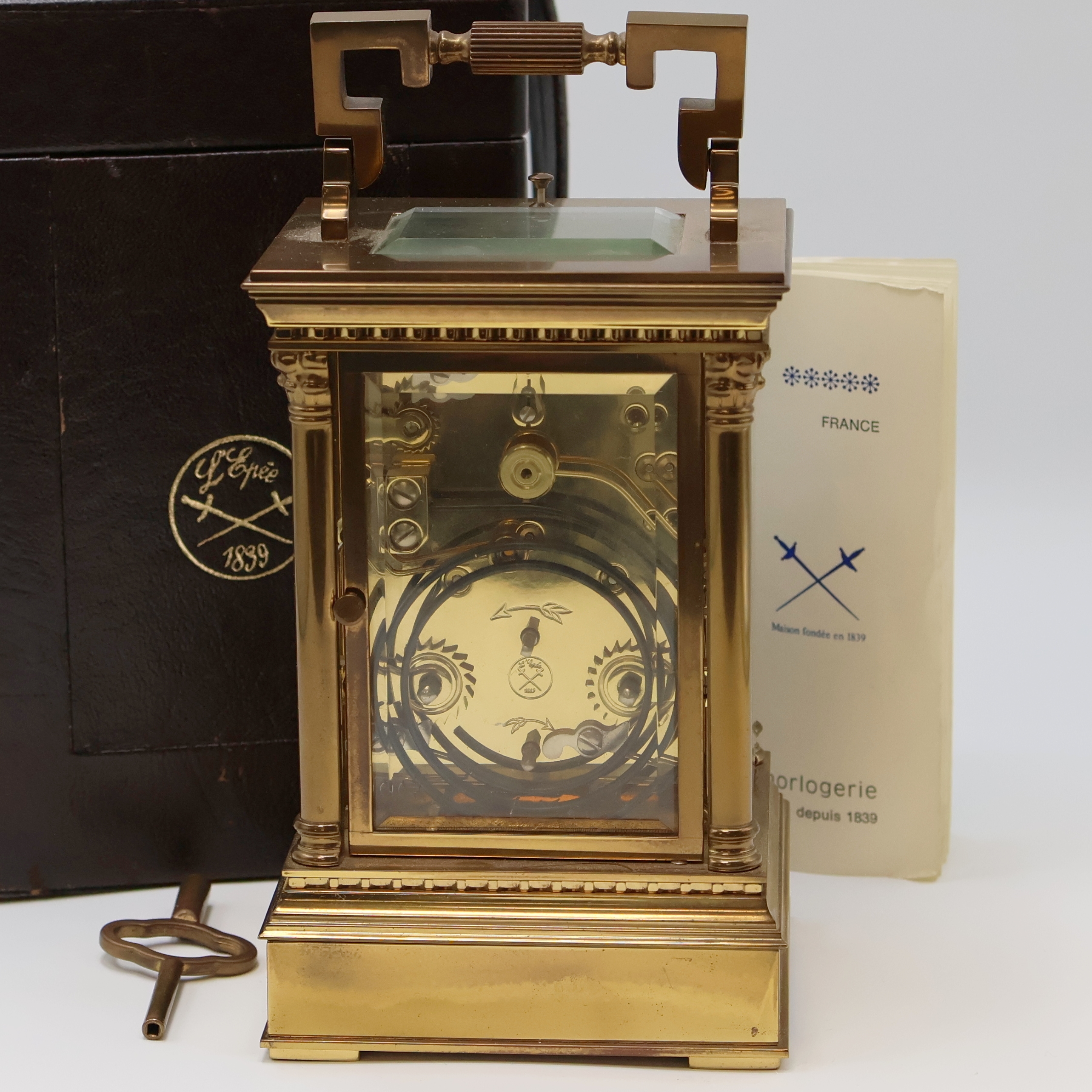 Detail d: L Epée große Reiseuhr mit 1/2-Stundenschlag, Wecker, Repetition und Kalender, Frankreich um 1985, Messinggeh. m. Tragbügel, 5-seitig vergl., ...