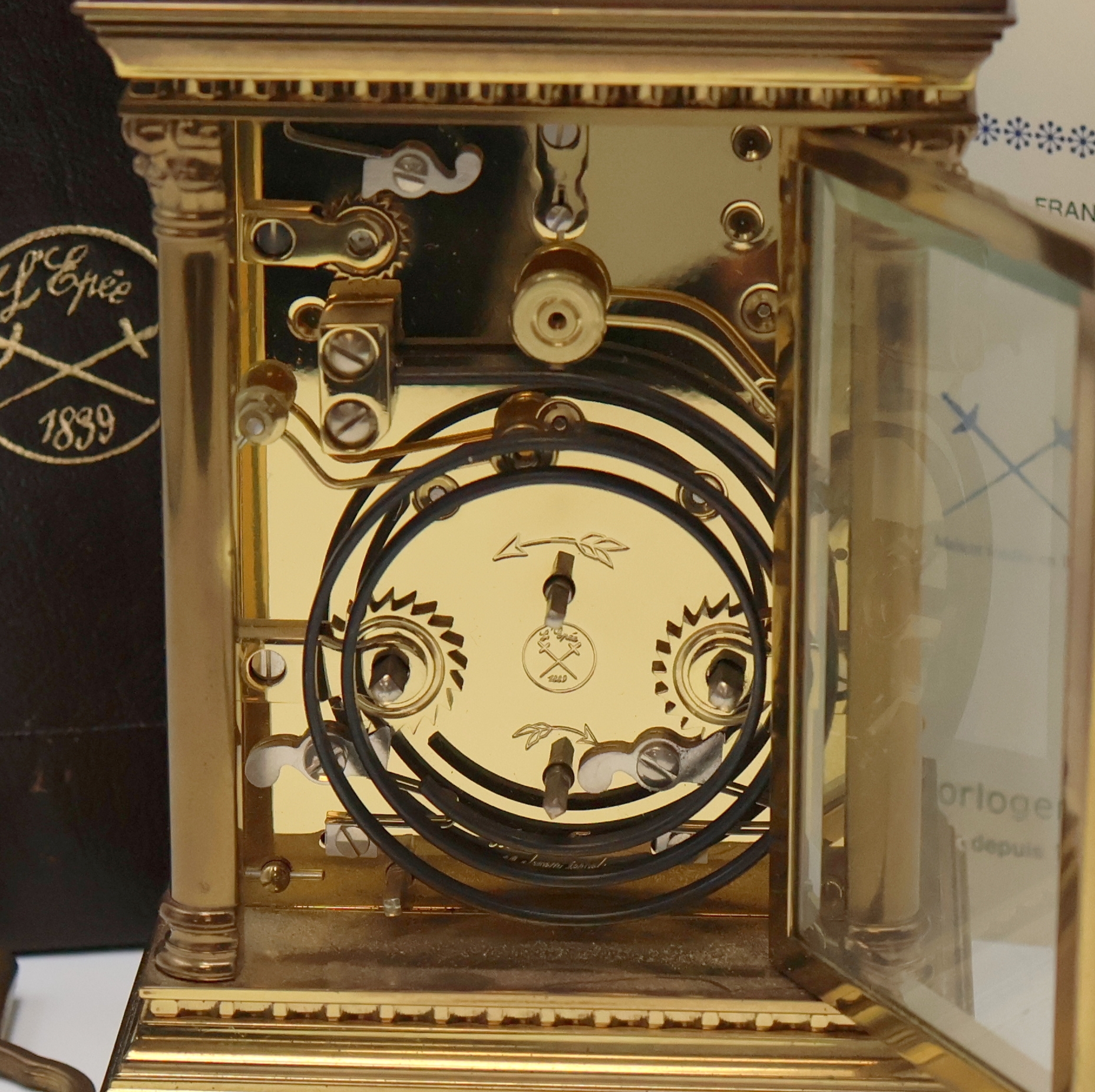 Detail e: L Epée große Reiseuhr mit 1/2-Stundenschlag, Wecker, Repetition und Kalender, Frankreich um 1985, Messinggeh. m. Tragbügel, 5-seitig vergl., ...