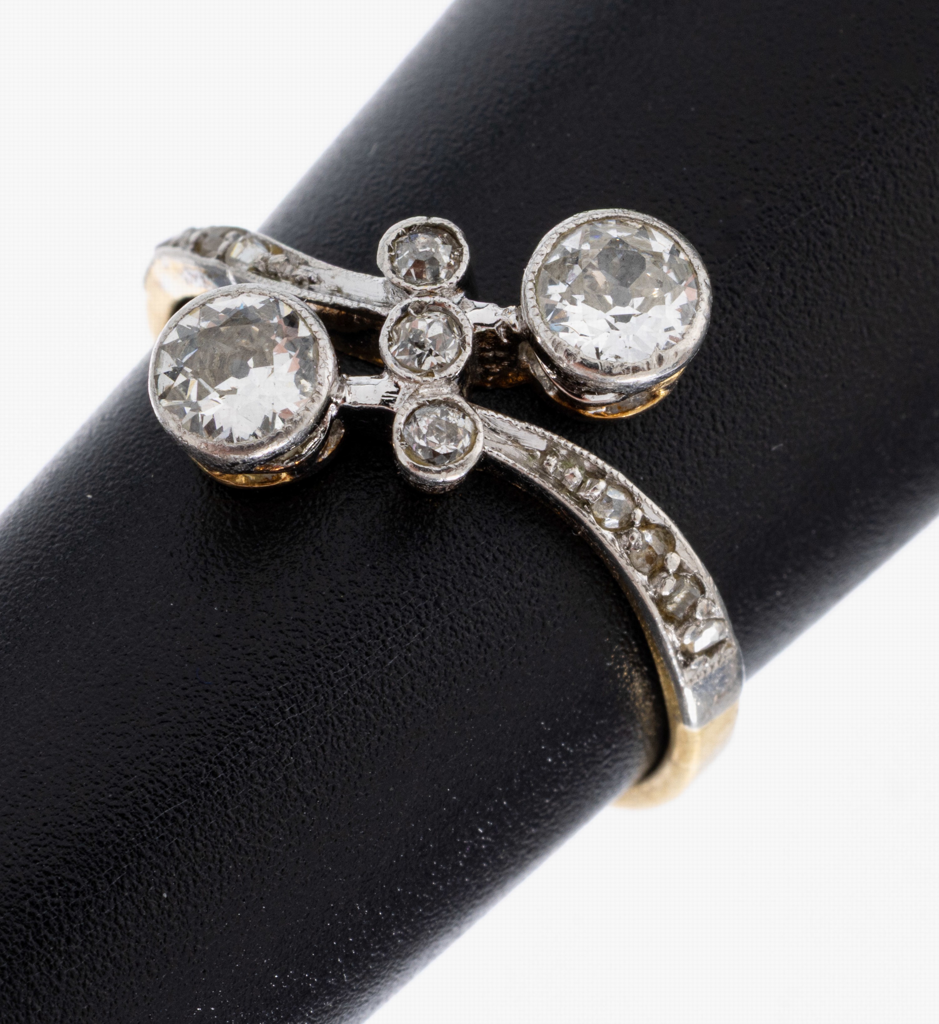 Image 27039834 - 14 kt Gold Jugendstil Diamant-Ring, um 1900, GG 585/000 und Platin, gekreuzte ...