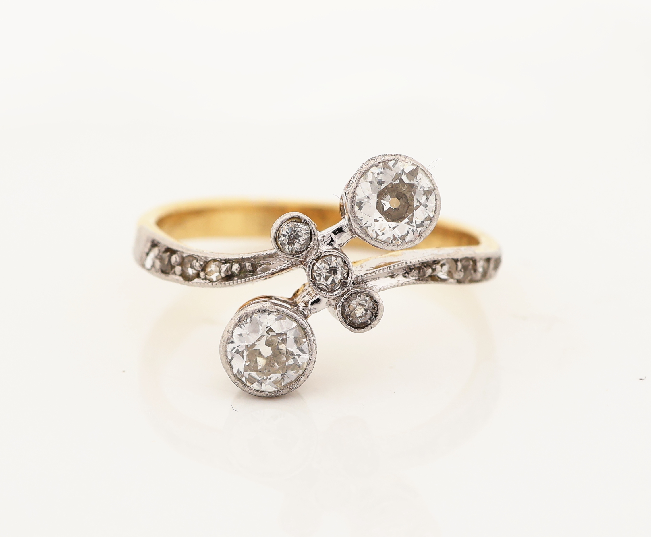 Detail a: 14 kt Gold Jugendstil Diamant-Ring, um 1900, GG 585/000 und Platin, gekreuzte Ringschiene mit 5 Altschliffdiamanten zus. ca.0.46 ct Weiß/si-p, 8 ...
