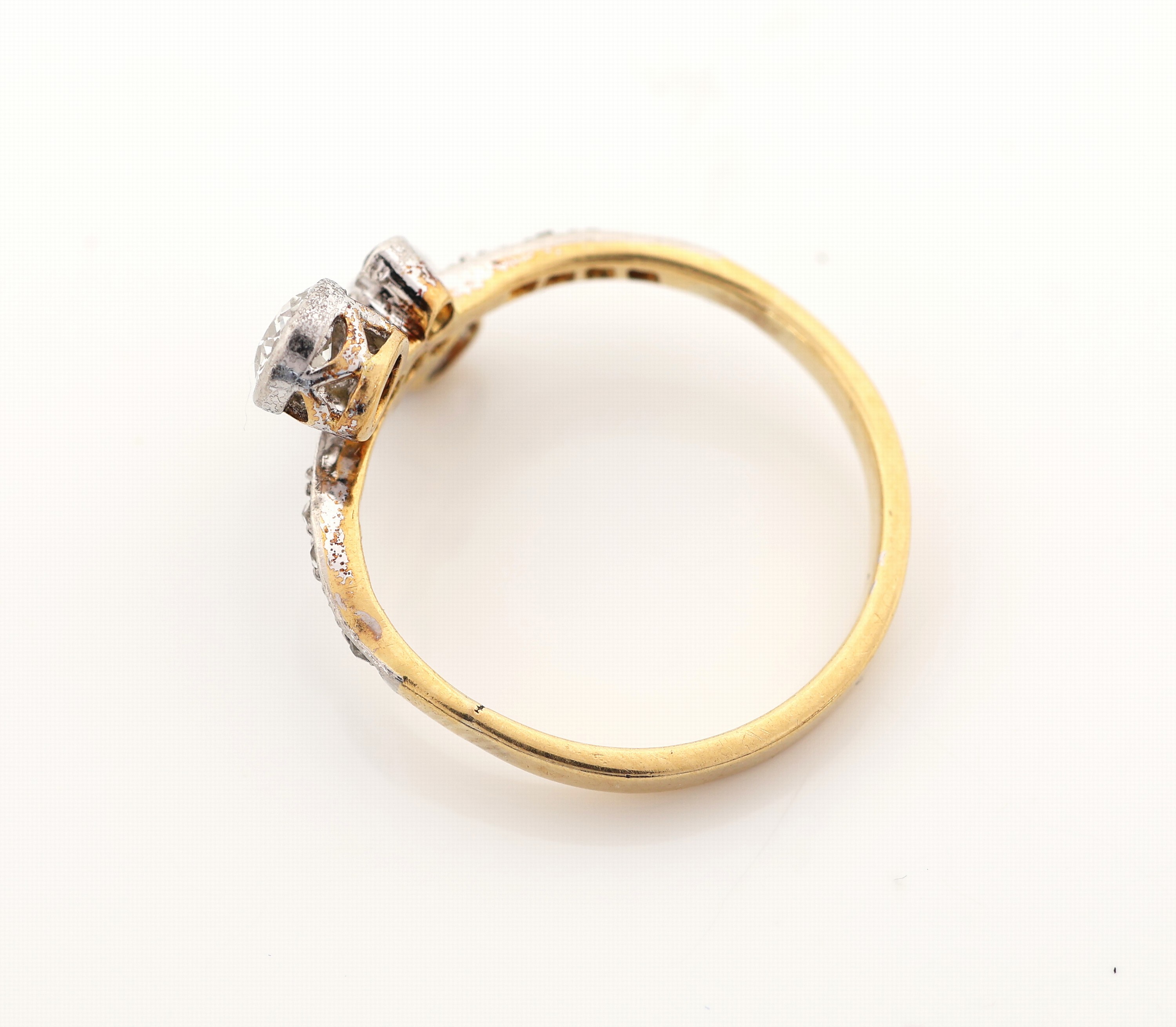 Detail b: 14 kt Gold Jugendstil Diamant-Ring, um 1900, GG 585/000 und Platin, gekreuzte Ringschiene mit 5 Altschliffdiamanten zus. ca.0.46 ct Weiß/si-p, 8 ...