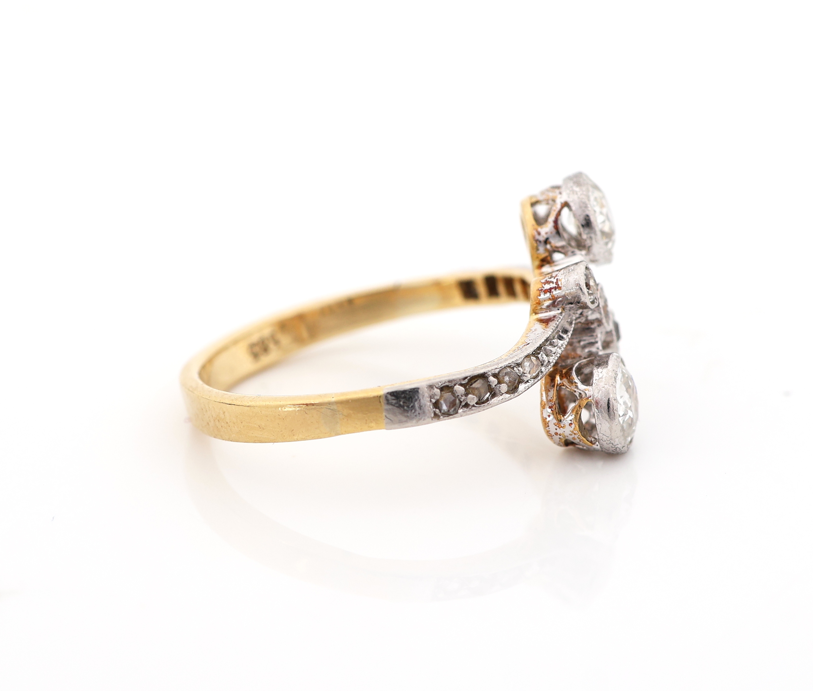 Detail d: 14 kt Gold Jugendstil Diamant-Ring, um 1900, GG 585/000 und Platin, gekreuzte Ringschiene mit 5 Altschliffdiamanten zus. ca.0.46 ct Weiß/si-p, 8 ...