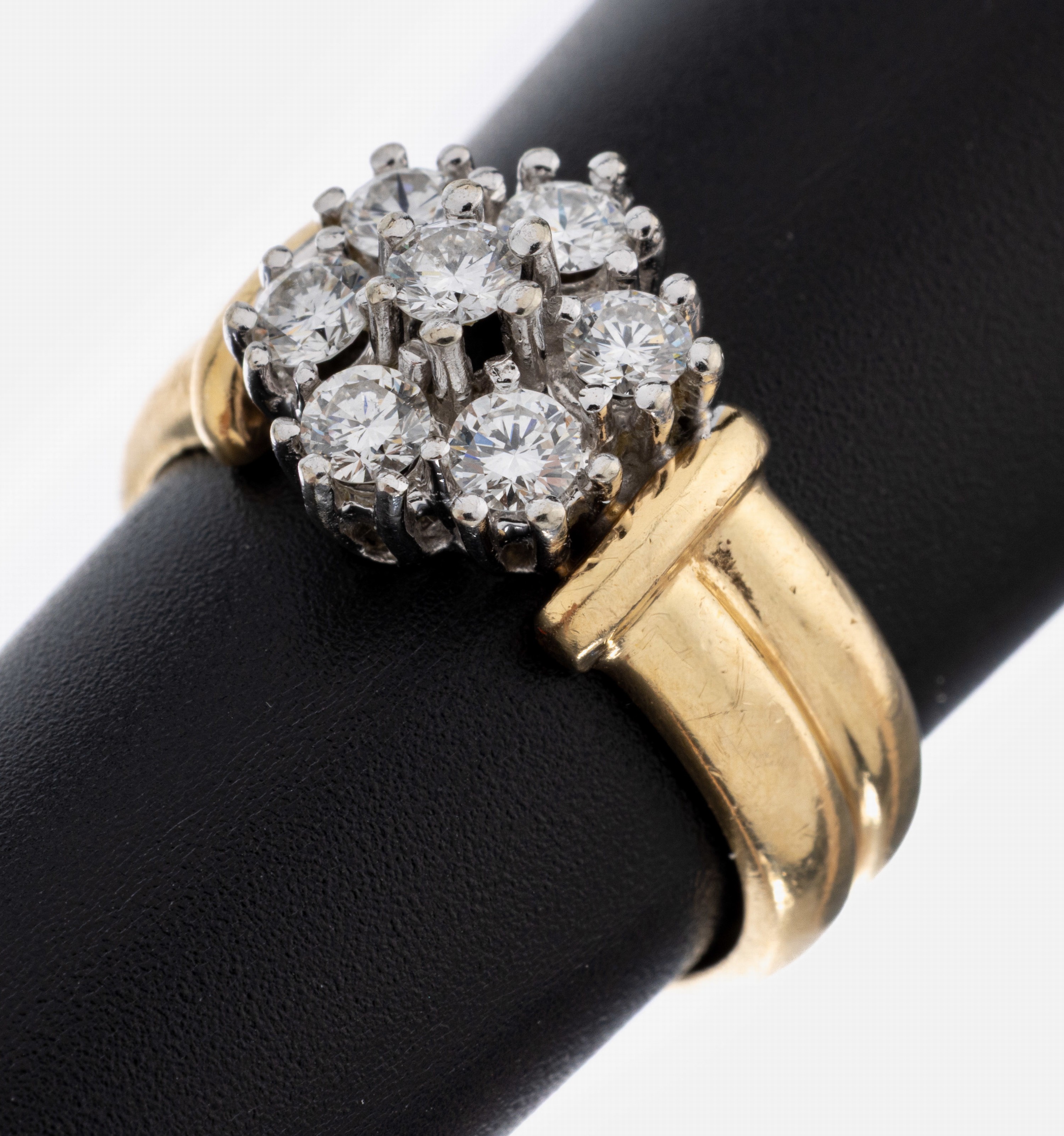 Image 27039837 - 14 kt Gold Brillant-Ring, GG/WG 585/000, 7 in WG gefasste Brillanten zus. ca. 0.65 ct ...