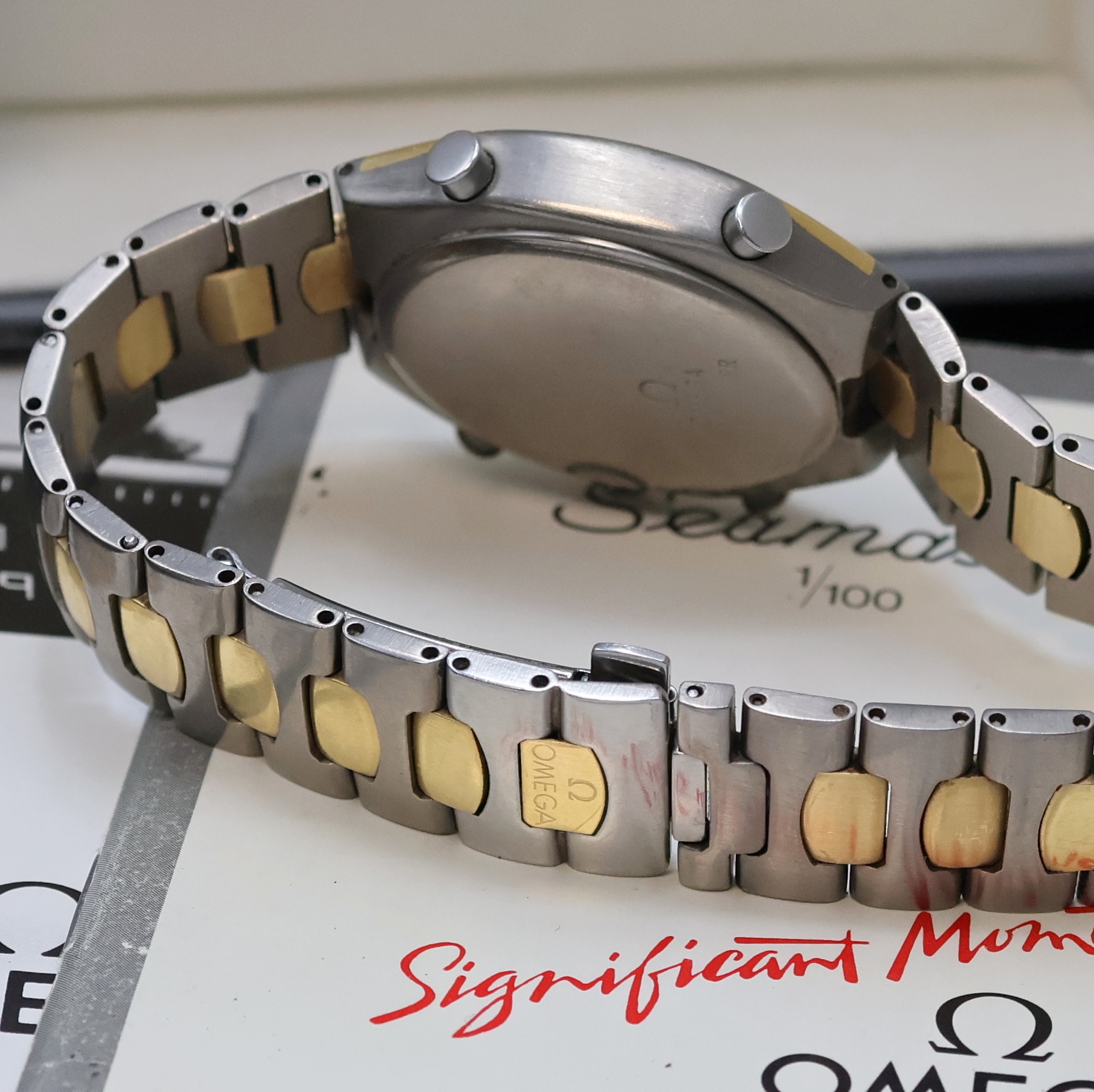 Detail b: OMEGA Armbandchronograph Seamaster Polaris 1/100 in Titan und Gold kombiniert Referenz 386.1231, Schweiz um 1989, quarz, mattiertes Geh. Gold ...