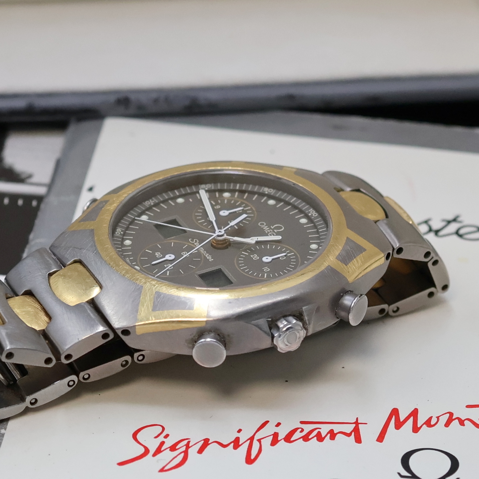 Detail c: OMEGA Armbandchronograph Seamaster Polaris 1/100 in Titan und Gold kombiniert Referenz 386.1231, Schweiz um 1989, quarz, mattiertes Geh. Gold ...