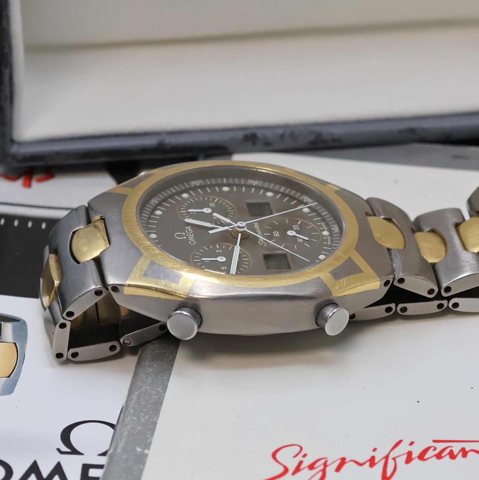 Detail d: OMEGA Armbandchronograph Seamaster Polaris 1/100 in Titan und Gold kombiniert Referenz 386.1231, Schweiz um 1989, quarz, mattiertes Geh. Gold ...