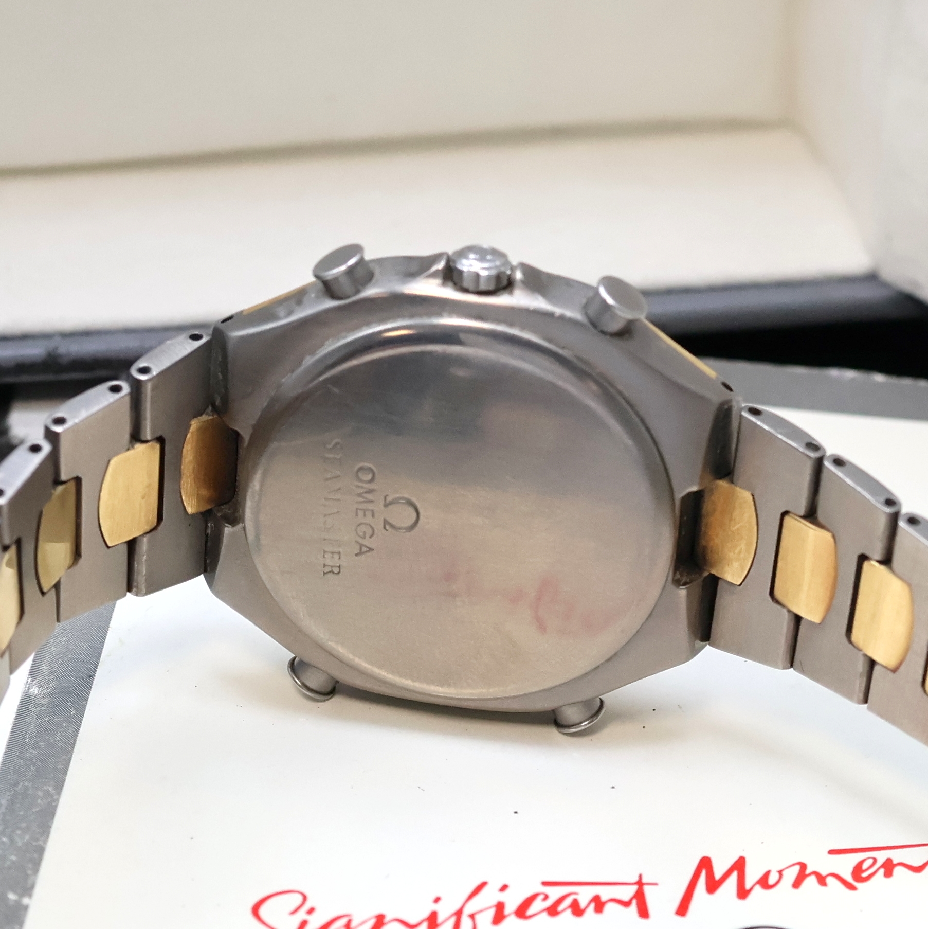 Detail e: OMEGA Armbandchronograph Seamaster Polaris 1/100 in Titan und Gold kombiniert Referenz 386.1231, Schweiz um 1989, quarz, mattiertes Geh. Gold ...