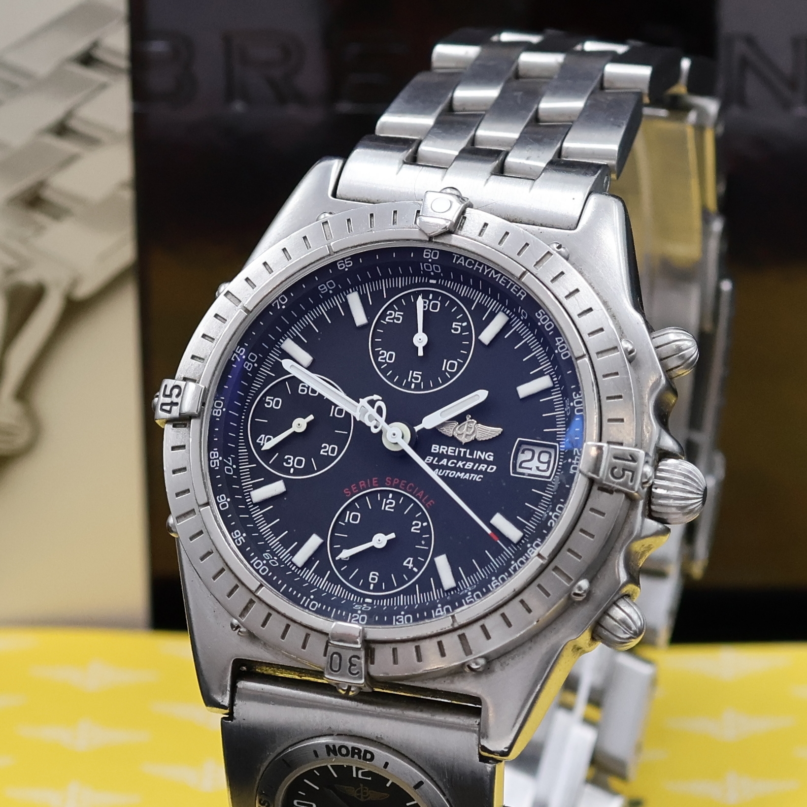Detail a: BREITLING Chronomat Blackbird Serie Speciale Armbandchronograph Referenz A13050.1, Schweiz verk. lt. beil. Pap. 03/1998, Automatik, Boden und Krone ...