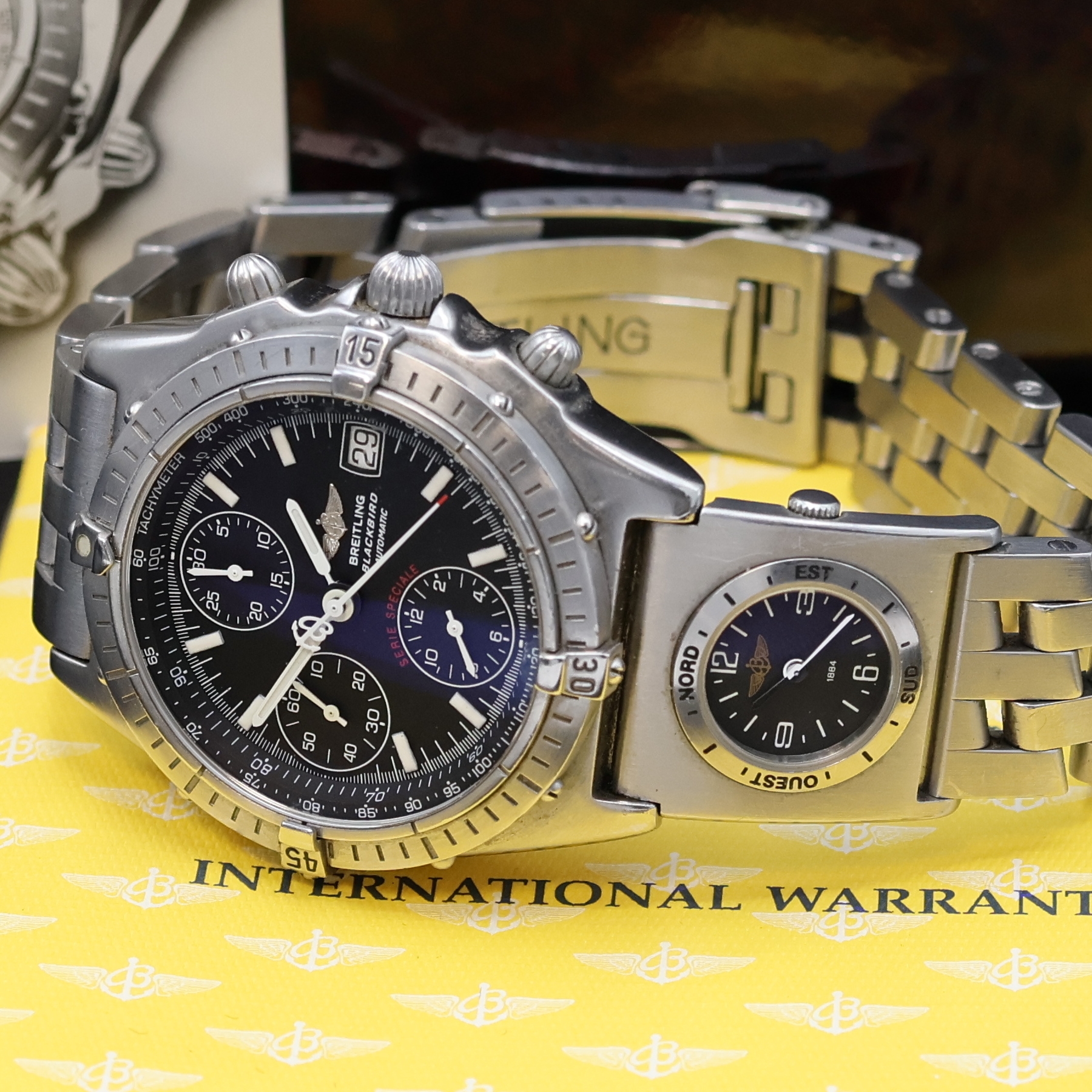 Detail b: BREITLING Chronomat Blackbird Serie Speciale Armbandchronograph Referenz A13050.1, Schweiz verk. lt. beil. Pap. 03/1998, Automatik, Boden und Krone ...