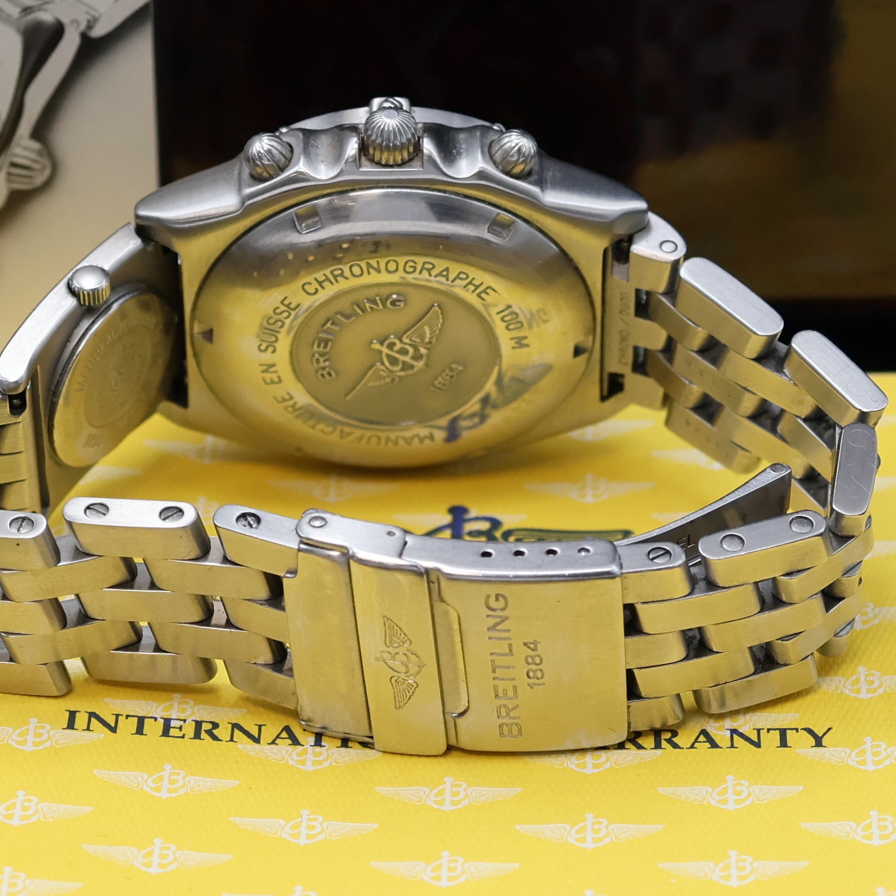 Detail c: BREITLING Chronomat Blackbird Serie Speciale Armbandchronograph Referenz A13050.1, Schweiz verk. lt. beil. Pap. 03/1998, Automatik, Boden und Krone ...