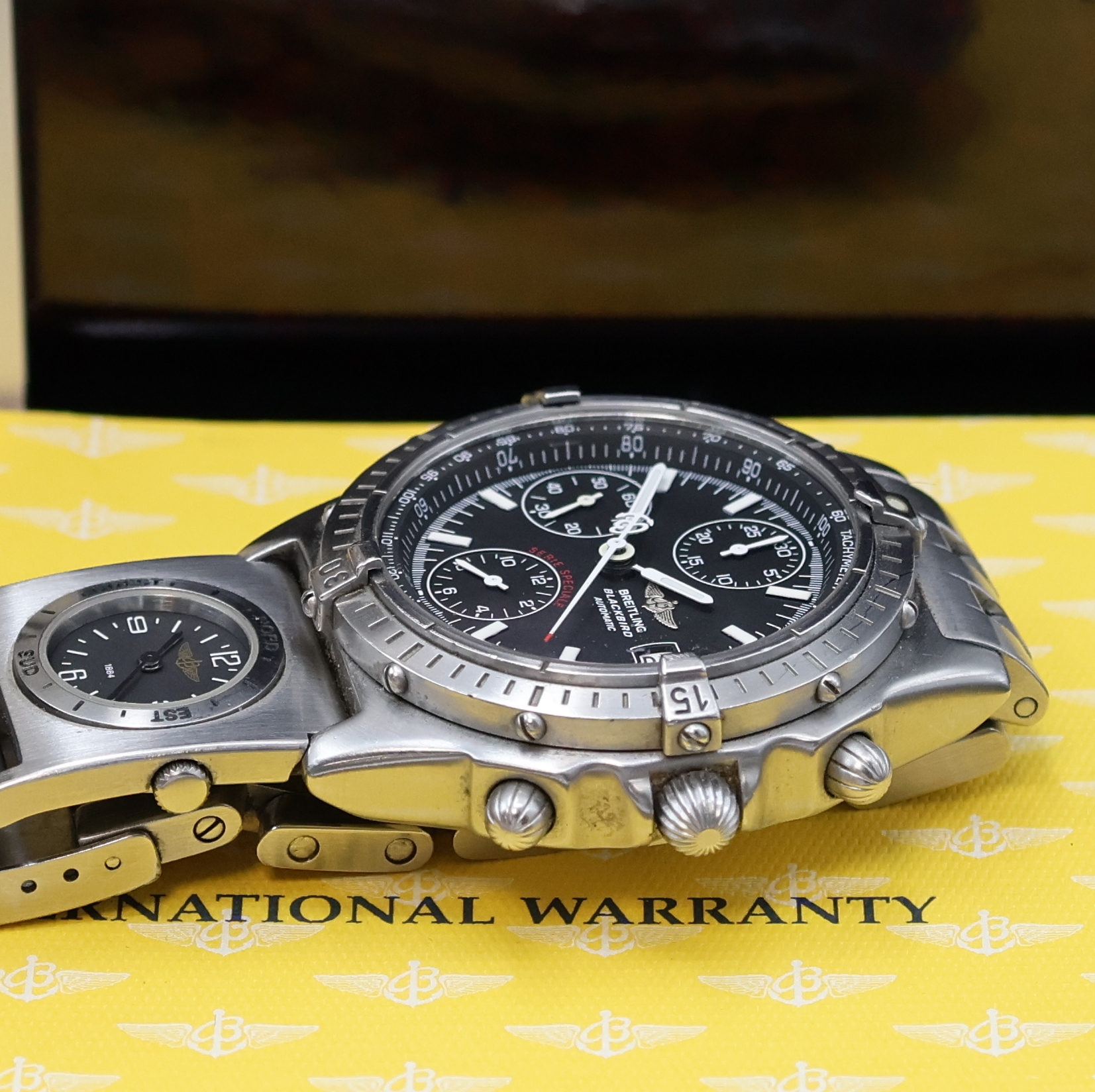 Detail d: BREITLING Chronomat Blackbird Serie Speciale Armbandchronograph Referenz A13050.1, Schweiz verk. lt. beil. Pap. 03/1998, Automatik, Boden und Krone ...