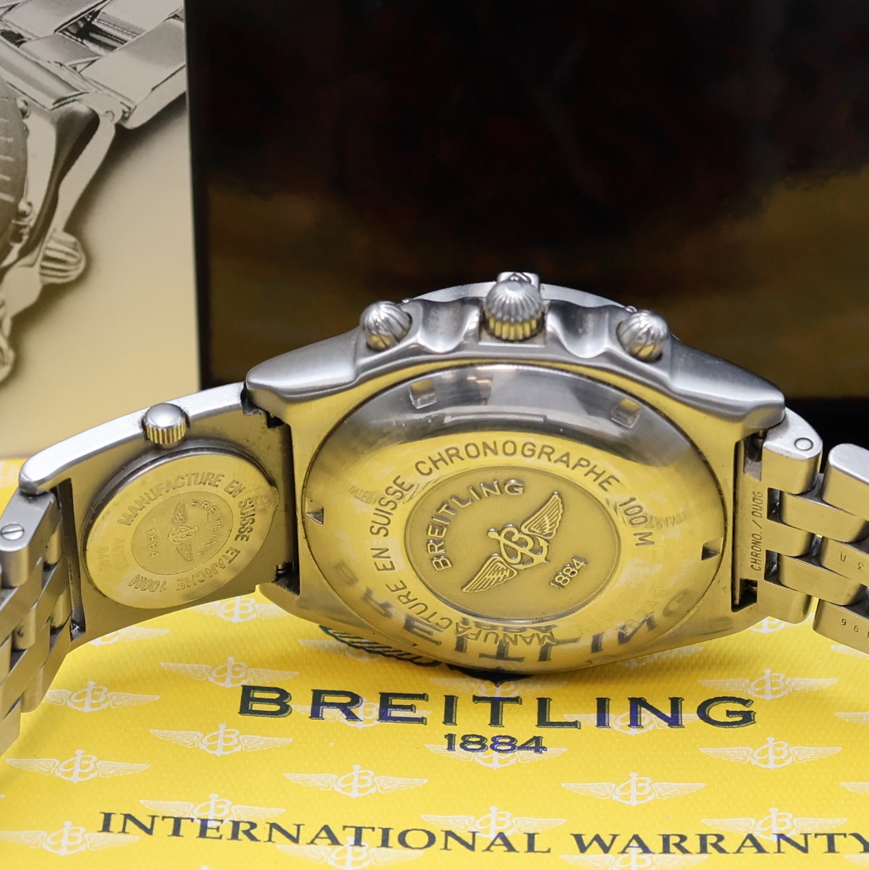 Detail e: BREITLING Chronomat Blackbird Serie Speciale Armbandchronograph Referenz A13050.1, Schweiz verk. lt. beil. Pap. 03/1998, Automatik, Boden und Krone ...