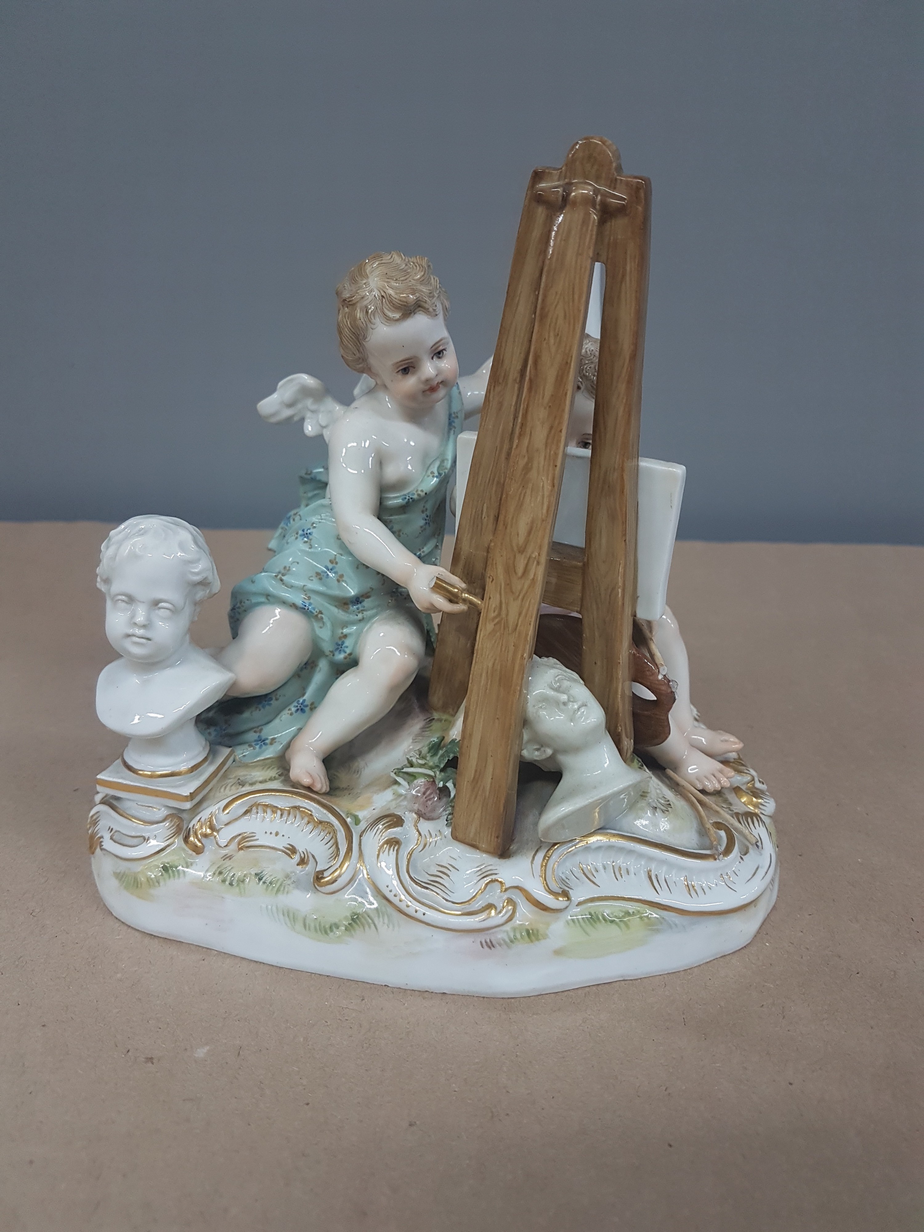 Detail b: Figurengruppe Die Bildenden Künste, Meissen, Knaufzeit, Porzellan, farbig und goldstaffiert, mehrfach l. best. (Pinsel, Blattwerk), Pressnr. 2462, ...