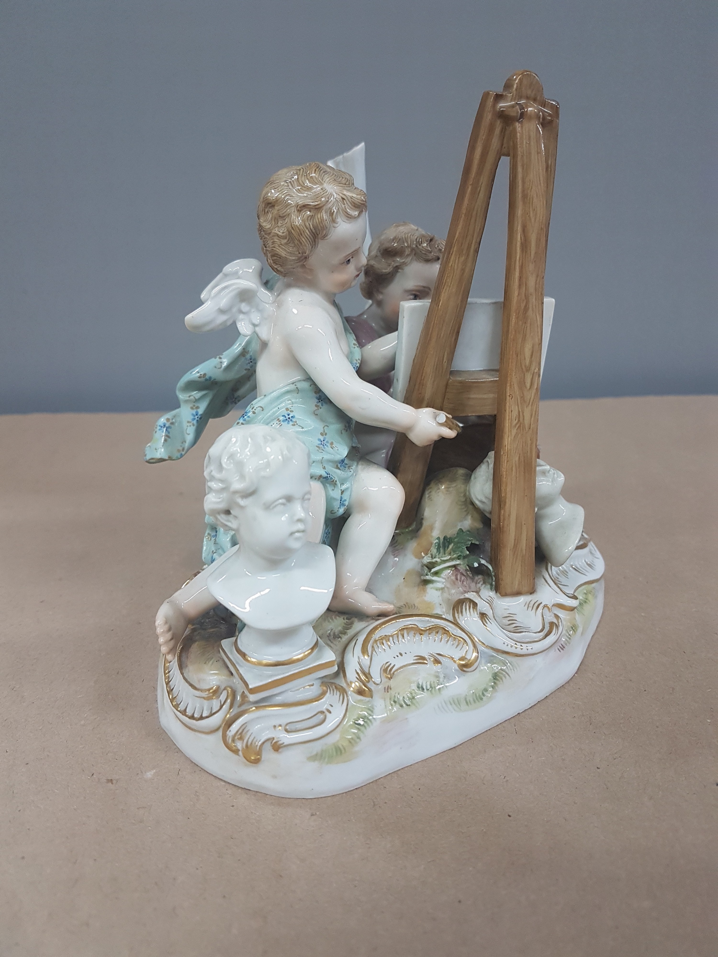 Detail c: Figurengruppe Die Bildenden Künste, Meissen, Knaufzeit, Porzellan, farbig und goldstaffiert, mehrfach l. best. (Pinsel, Blattwerk), Pressnr. 2462, ...