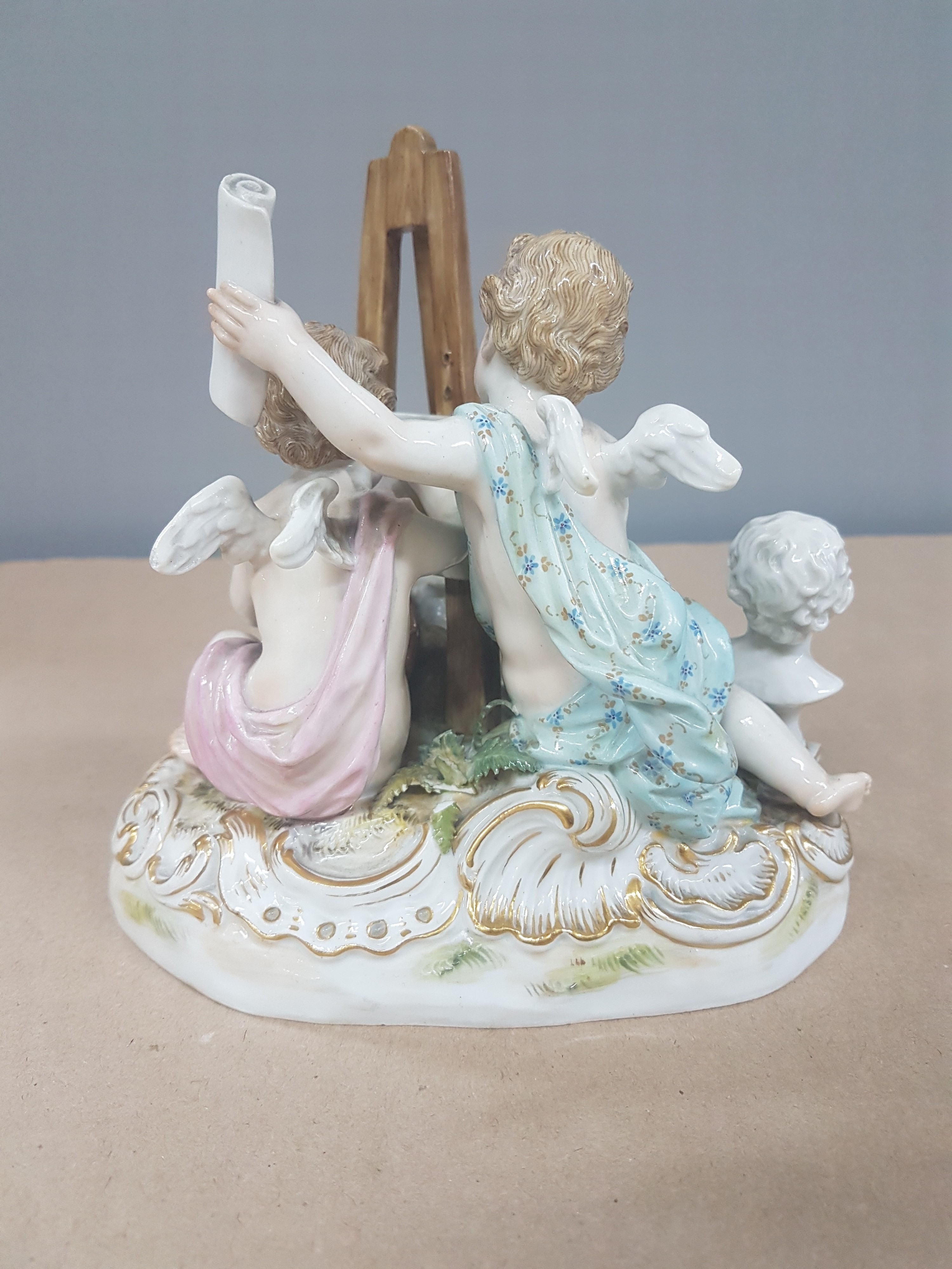 Detail d: Figurengruppe Die Bildenden Künste, Meissen, Knaufzeit, Porzellan, farbig und goldstaffiert, mehrfach l. best. (Pinsel, Blattwerk), Pressnr. 2462, ...