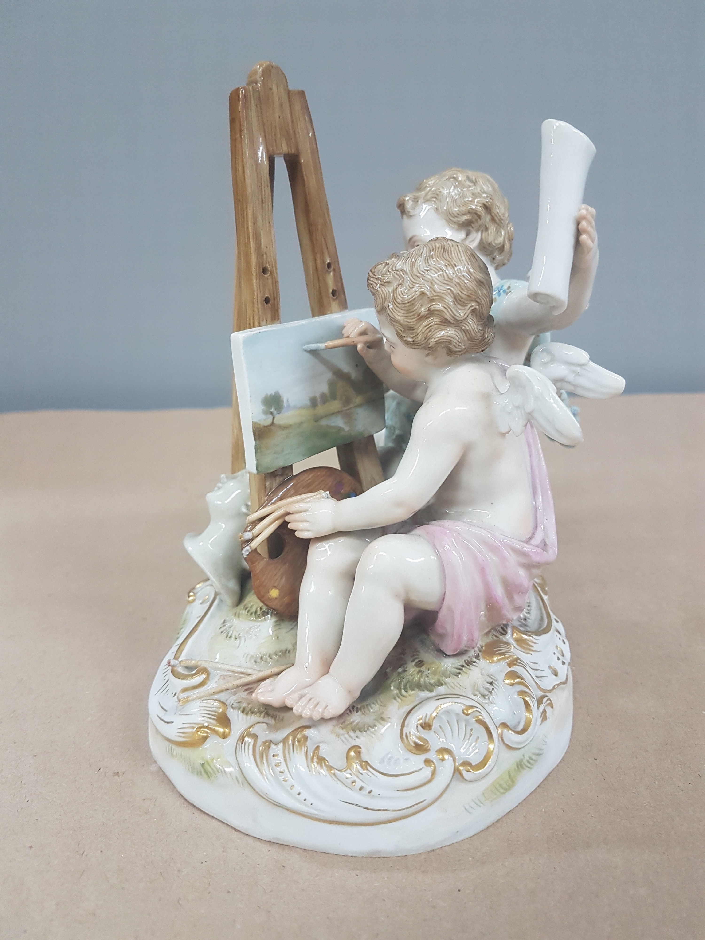 Detail e: Figurengruppe Die Bildenden Künste, Meissen, Knaufzeit, Porzellan, farbig und goldstaffiert, mehrfach l. best. (Pinsel, Blattwerk), Pressnr. 2462, ...