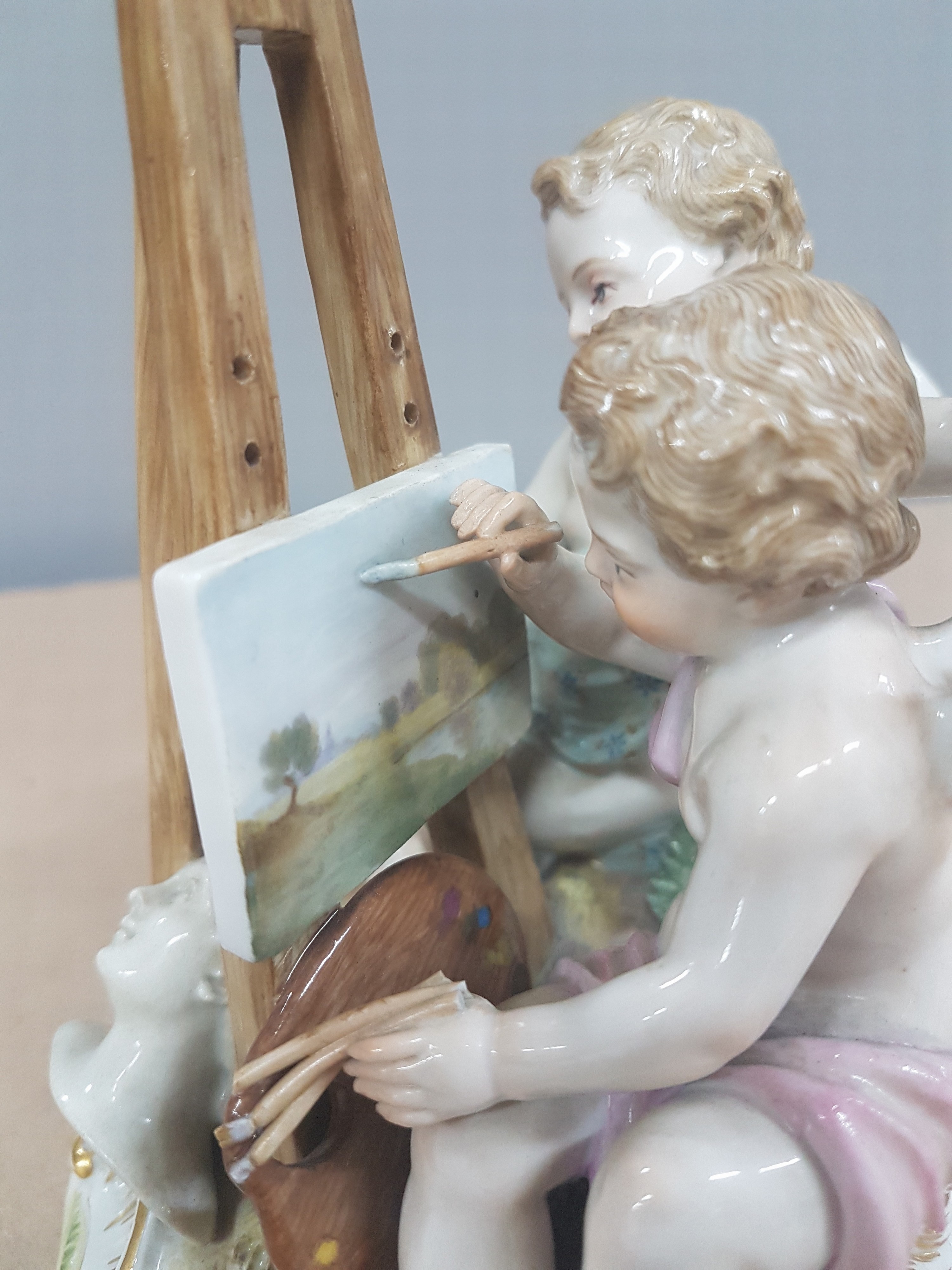 Detail f: Figurengruppe Die Bildenden Künste, Meissen, Knaufzeit, Porzellan, farbig und goldstaffiert, mehrfach l. best. (Pinsel, Blattwerk), Pressnr. 2462, ...
