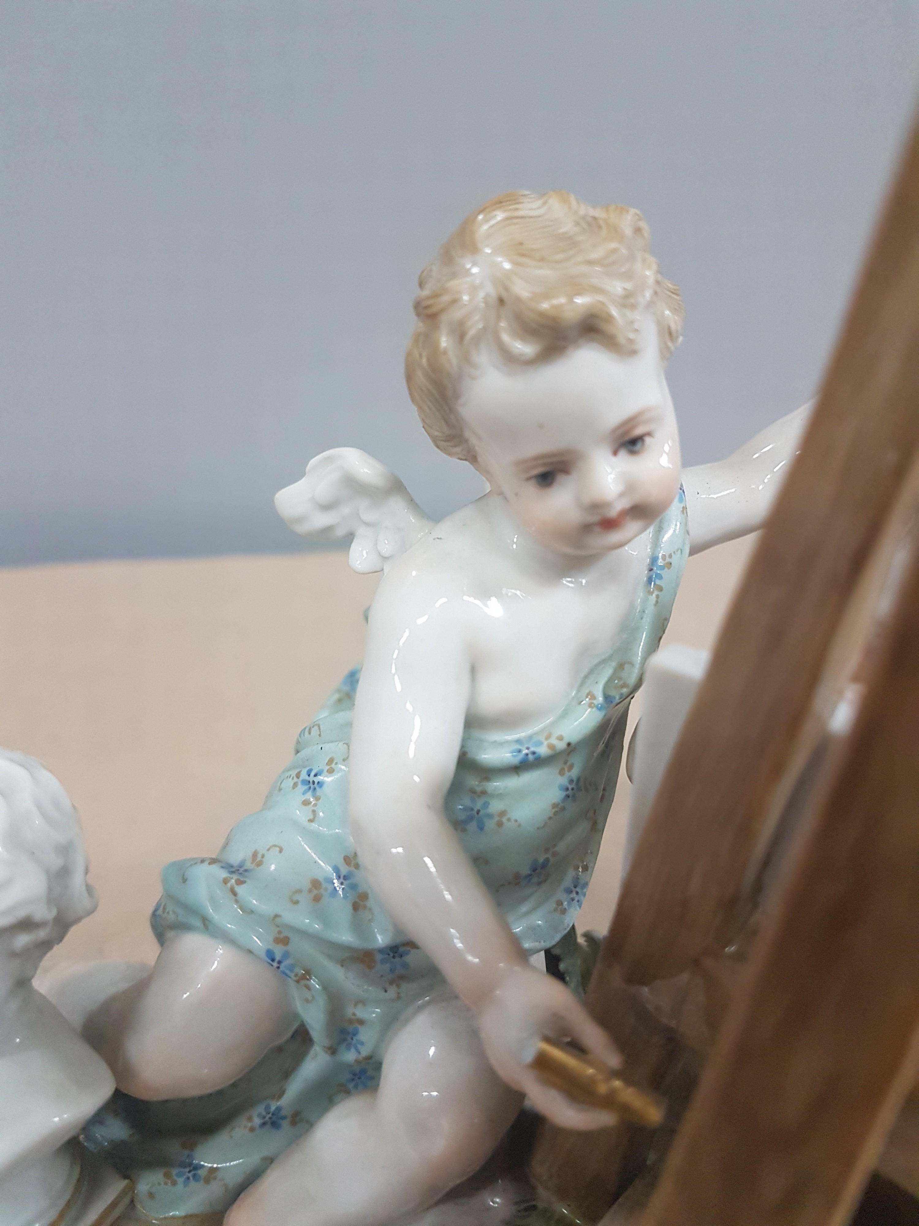 Detail g: Figurengruppe Die Bildenden Künste, Meissen, Knaufzeit, Porzellan, farbig und goldstaffiert, mehrfach l. best. (Pinsel, Blattwerk), Pressnr. 2462, ...