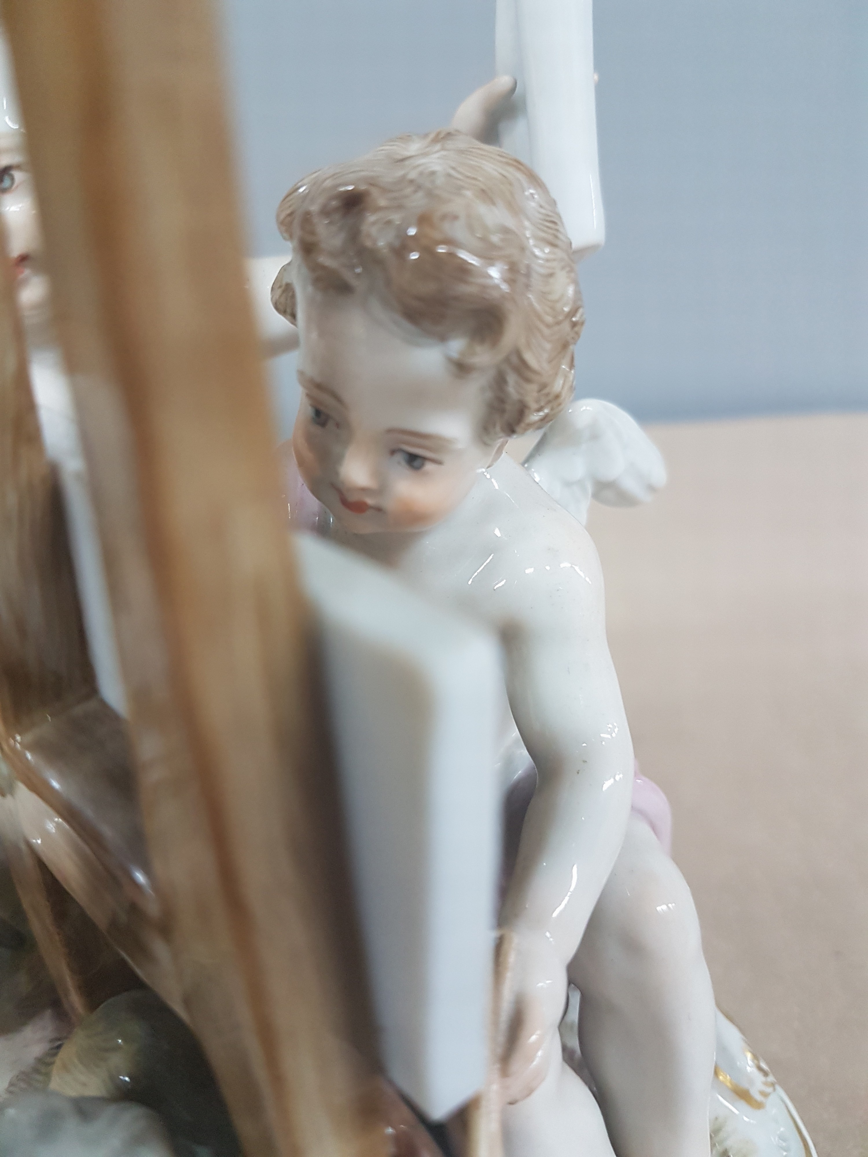 Detail h: Figurengruppe Die Bildenden Künste, Meissen, Knaufzeit, Porzellan, farbig und goldstaffiert, mehrfach l. best. (Pinsel, Blattwerk), Pressnr. 2462, ...
