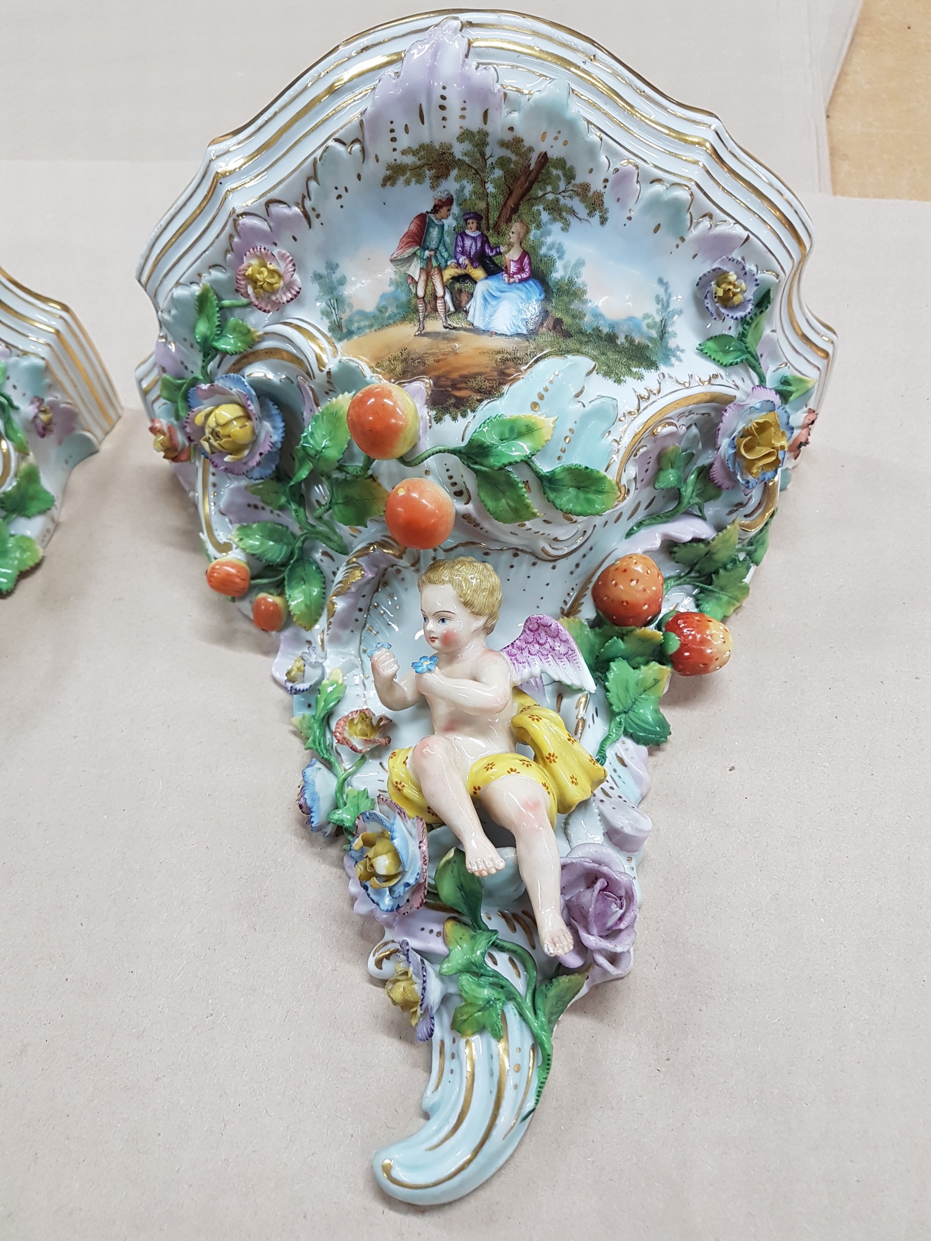 Detail b: Paar Wandkonsolen im Meissner Manier, Carl Thieme, Potschappel bei Dresden, um 1900, Porzellan, farbig staffiert, je Bildkartusche mit Galanterien, ...