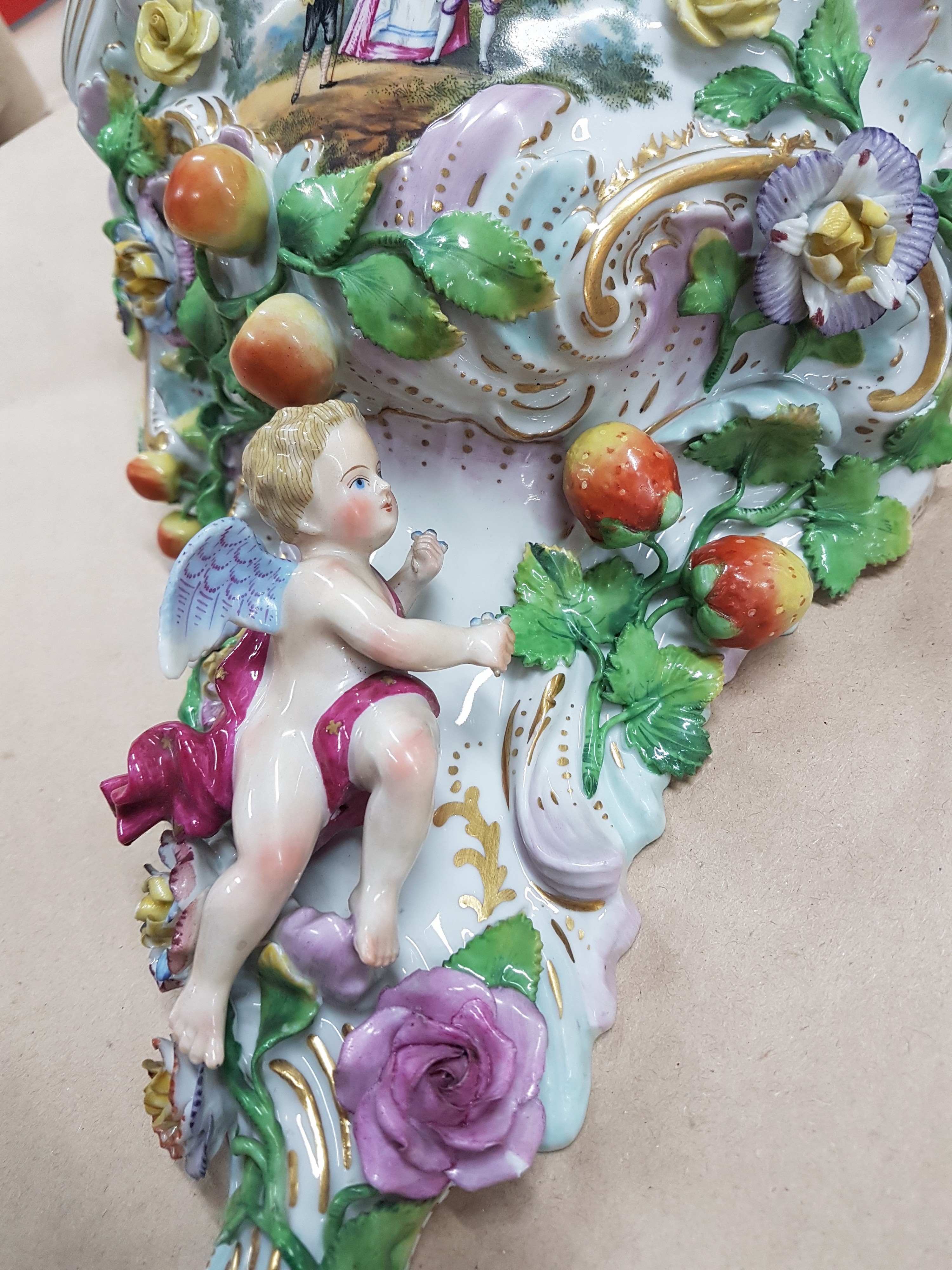 Detail c: Paar Wandkonsolen im Meissner Manier, Carl Thieme, Potschappel bei Dresden, um 1900, Porzellan, farbig staffiert, je Bildkartusche mit Galanterien, ...