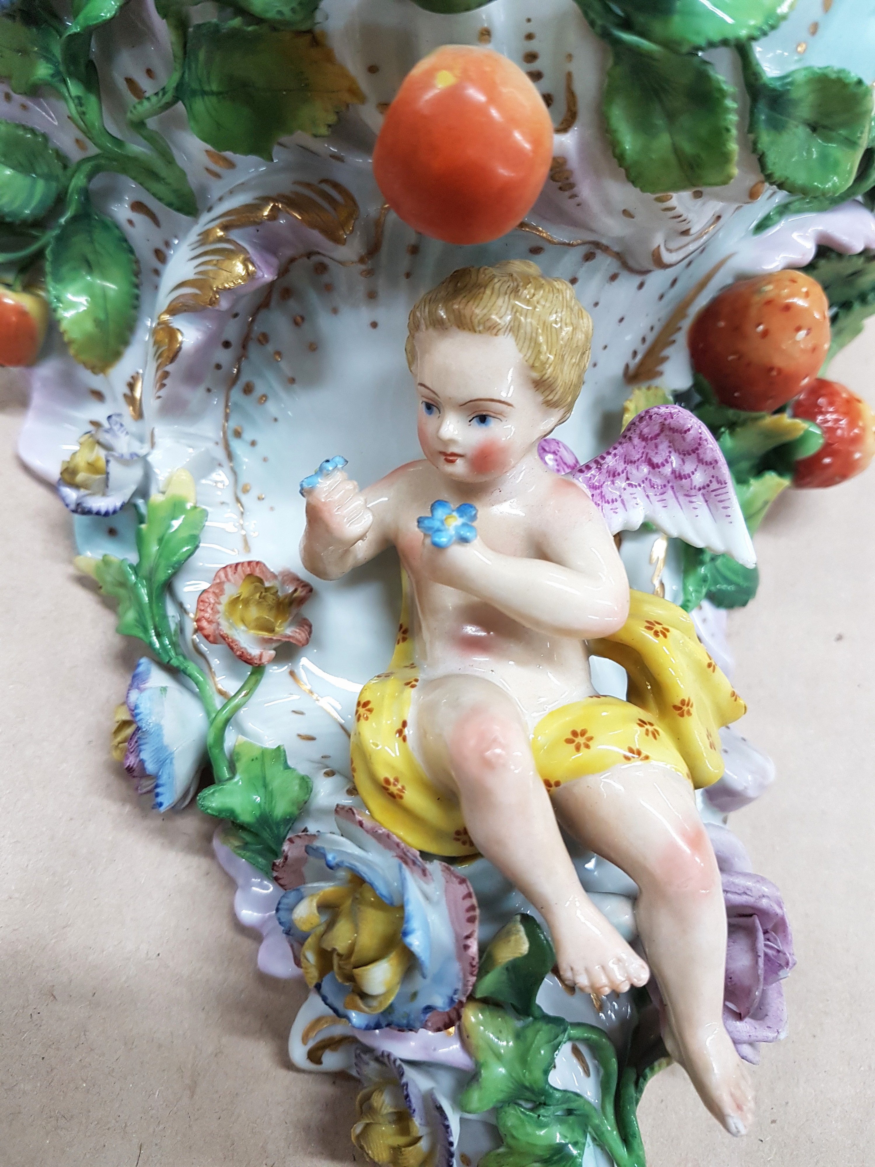 Detail d: Paar Wandkonsolen im Meissner Manier, Carl Thieme, Potschappel bei Dresden, um 1900, Porzellan, farbig staffiert, je Bildkartusche mit Galanterien, ...