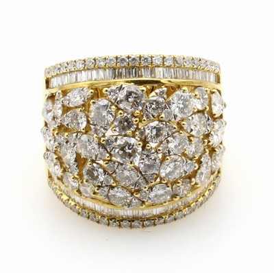 27039801a - Ring mit Brillanten und Diamanten, GG 750/ 000, 112 Brill. u. 70 Diam. zus. ca. 4.348 ct ...
