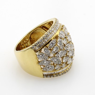 27039801b - Ring mit Brillanten und Diamanten, GG 750/ 000, 112 Brill. u. 70 Diam. zus. ca. 4.348 ct ...