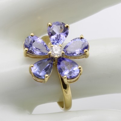 27039805a - Ring mit Tansaniten und Brillant, GG 750/000, 5 Tansanite zus. ca. 3 ct, Brill. ca. 0.10 ...