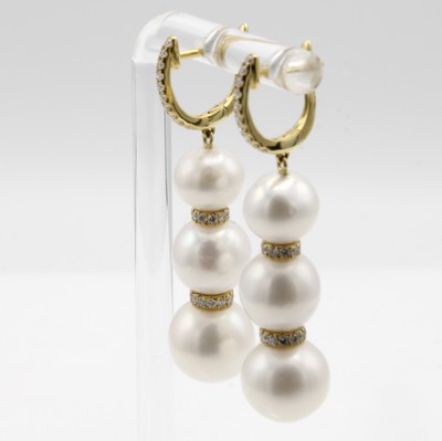 27039812a - Paar Ohrgehänge mit Süßwasserzuchtperlen und Brillanten, GG 750/000, 6 weiße Perlen, ...