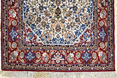 27039830c - Esfahan fein, Persien, Ende 20.Jhd, Korkwolle mit und auf Seide, ca. 175 x 109 cm,EHZ: ...