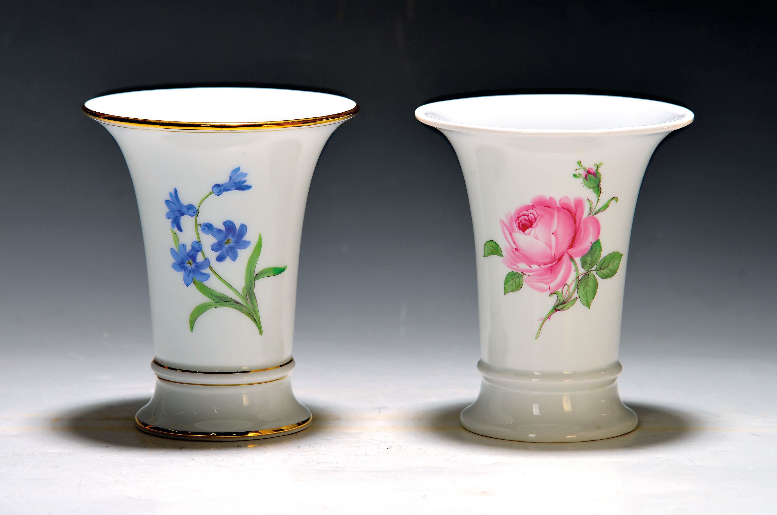 Image 27040069 - 2 Vasen, Meissen, 20. Jh., 1. Wahl, 1x Blume I mit Goldrändern, H. ca. 14cm, 1x rote ...