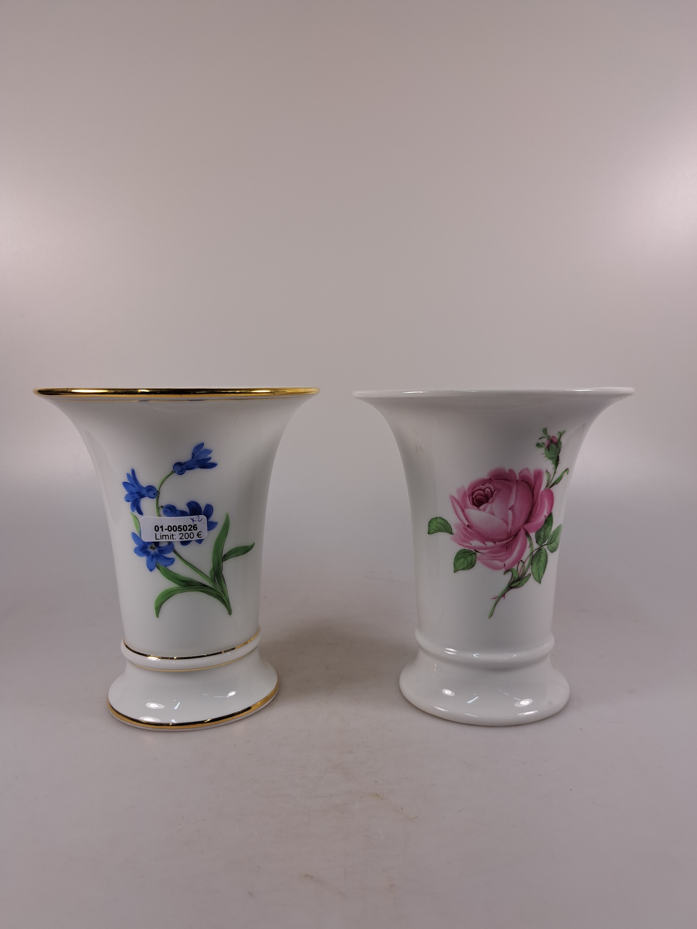 Detail a: 2 Vasen, Meissen, 20. Jh., 1. Wahl, 1x Blume I mit Goldrändern, H. ca. 14cm, 1x rote Rose, H. ca. 13cm