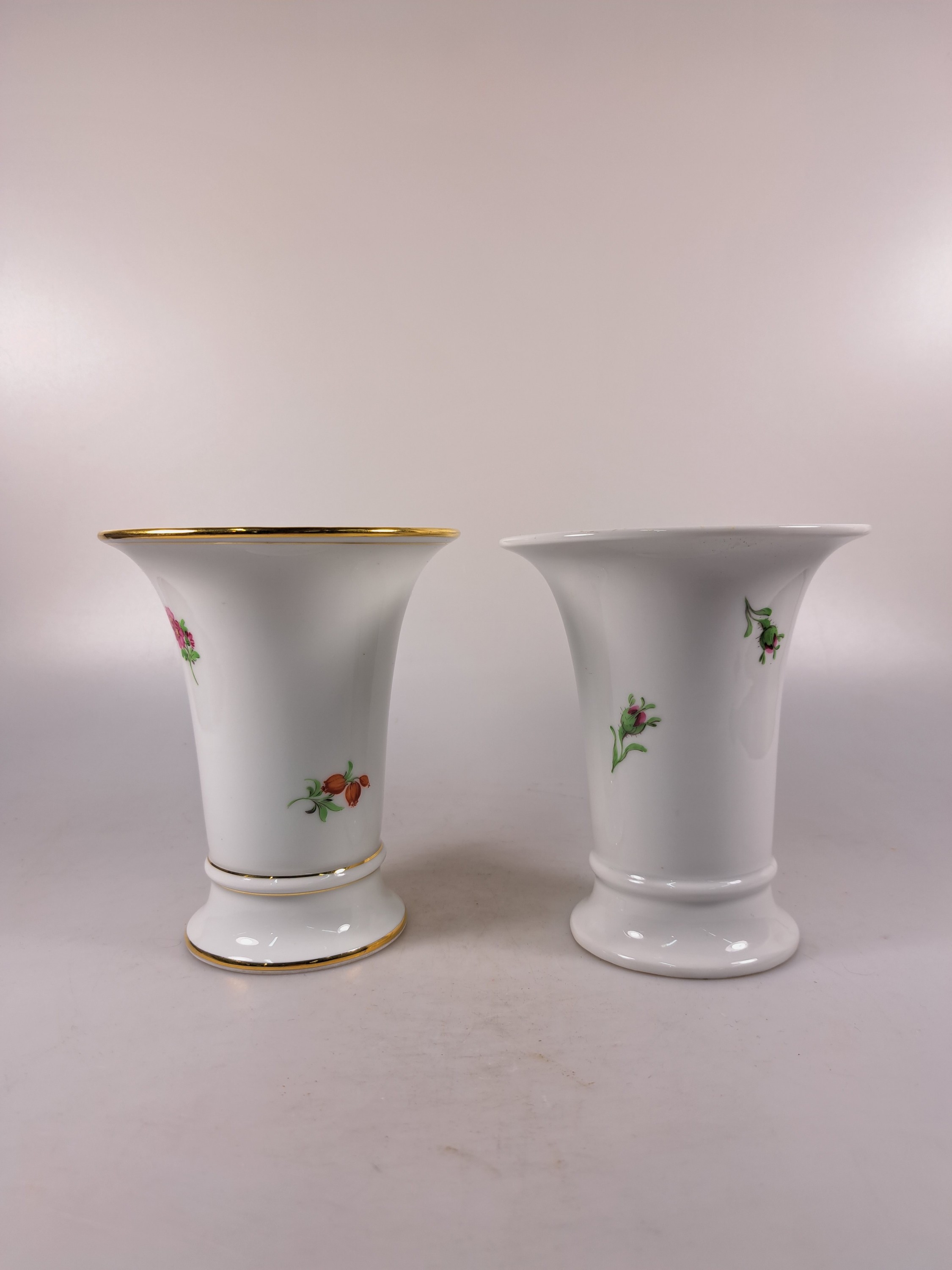 Detail c: 2 Vasen, Meissen, 20. Jh., 1. Wahl, 1x Blume I mit Goldrändern, H. ca. 14cm, 1x rote Rose, H. ca. 13cm