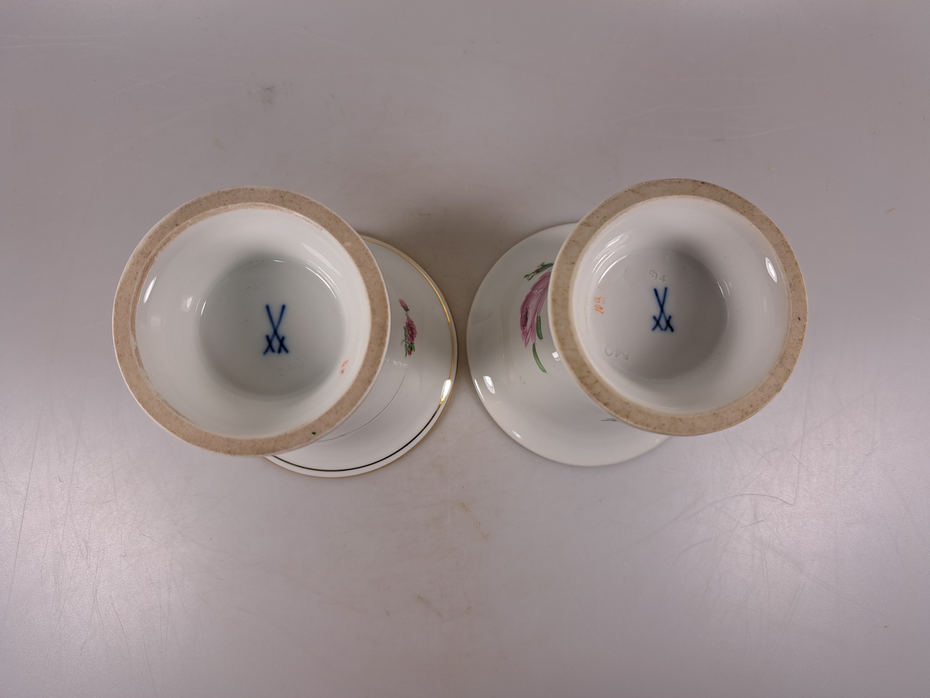 Detail d: 2 Vasen, Meissen, 20. Jh., 1. Wahl, 1x Blume I mit Goldrändern, H. ca. 14cm, 1x rote Rose, H. ca. 13cm