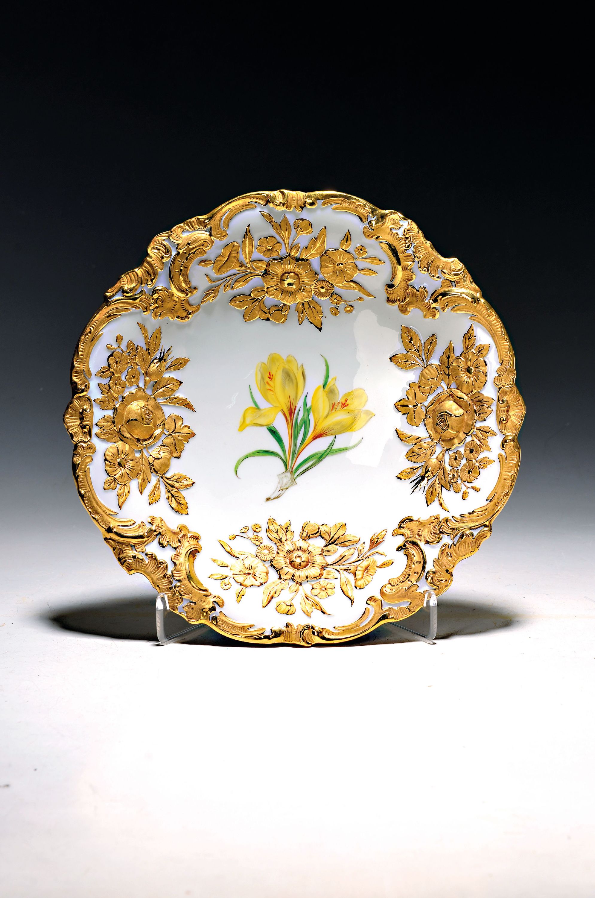 Image 27040071 - Prunkteller, Meissen, 20. Jh., 2. Wahl, reich reliefiert und matt- und glanzvergoldet, ...