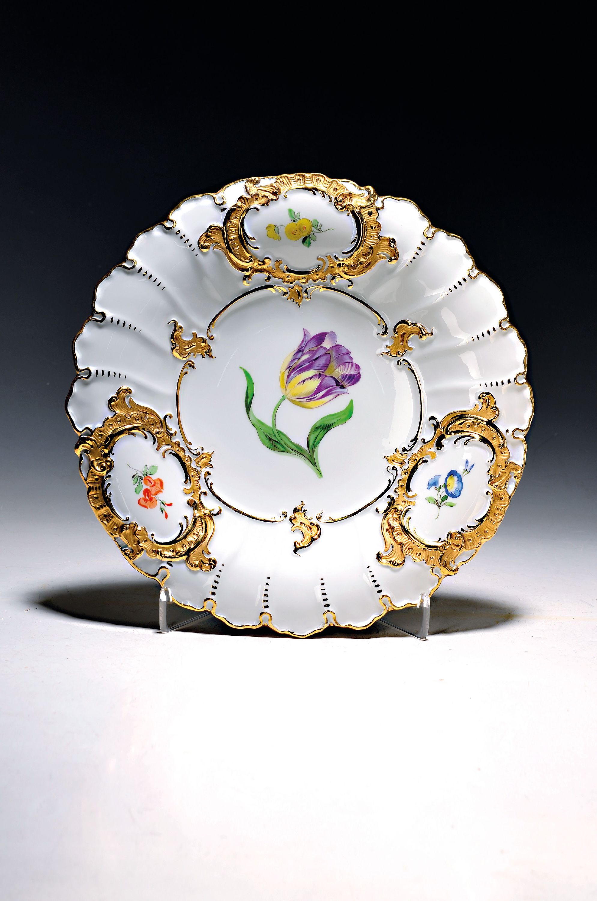 Image 27040072 - Prunkteller, Meissen, um 1890, 2. Wahl, reliefierte und matt- und glanzvergoldete ...