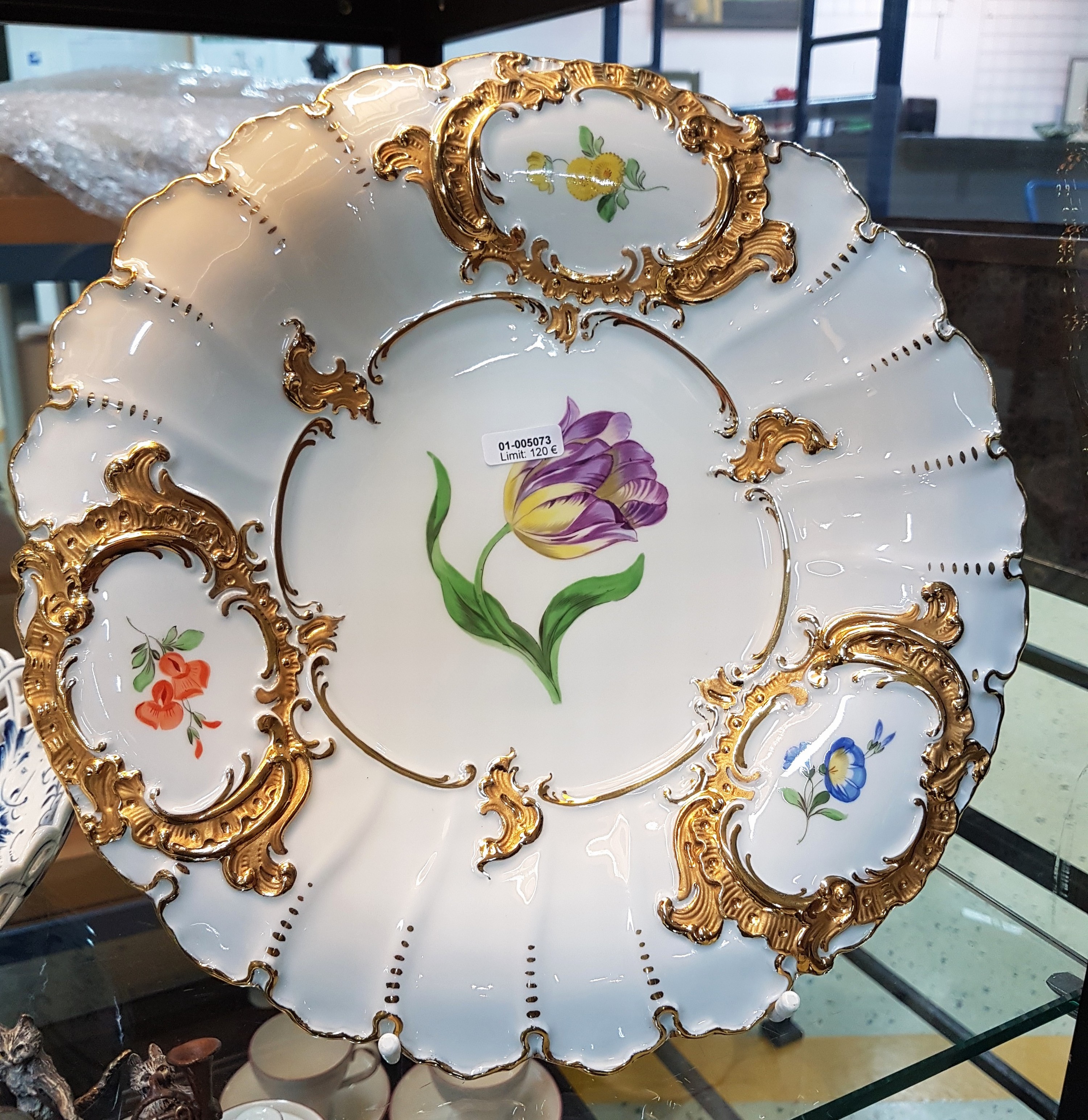 Detail a: Prunkteller, Meissen, um 1890, 2. Wahl, reliefierte und matt- und glanzvergoldete Kartuschen, Blumenmalerei, D. ca. 29.5cm