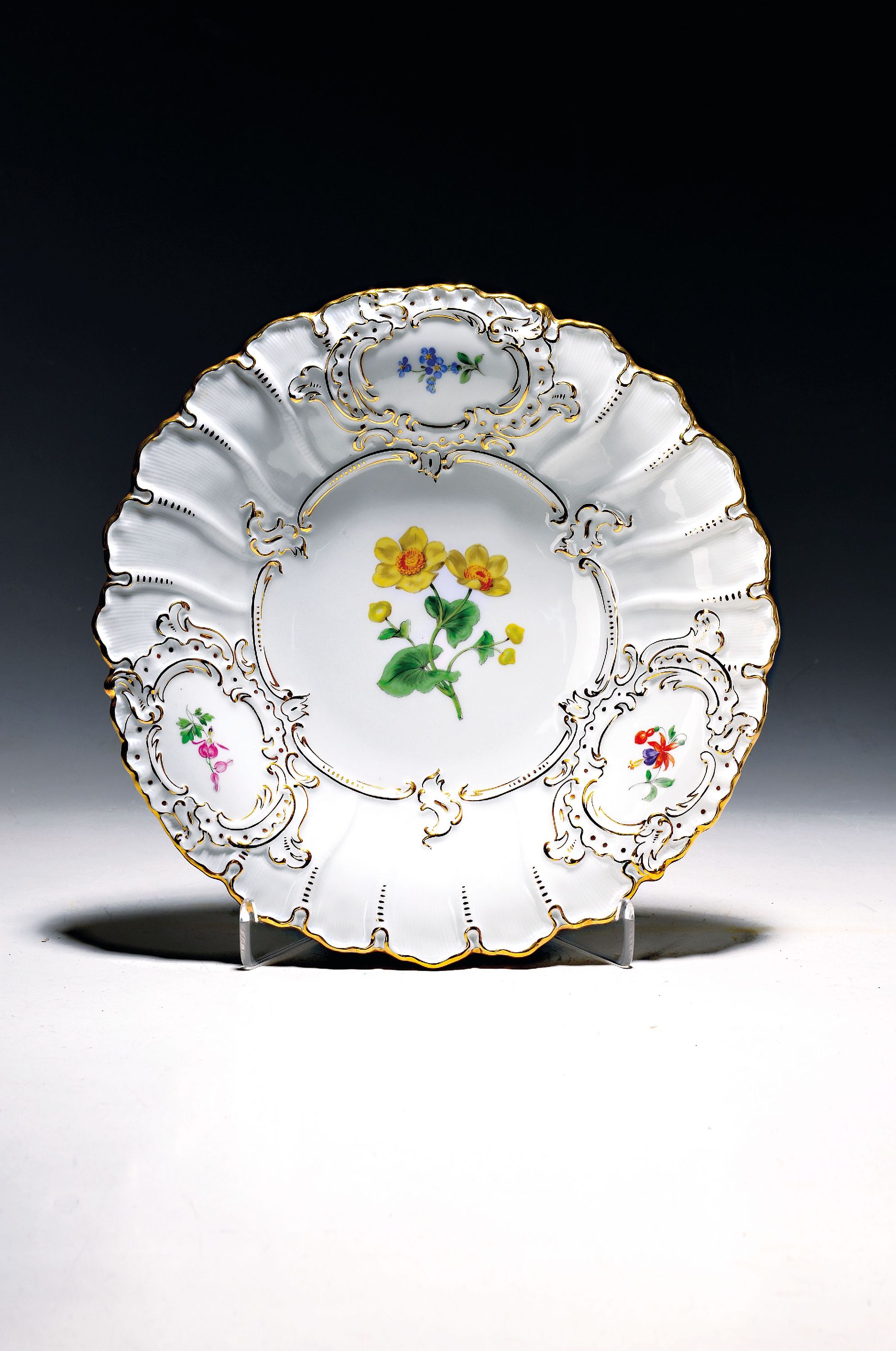 Image 27040073 - Prunkteller, Meissen, um 1924-33, 1. Wahl, reliefiert, reiche Goldstaffage, ...