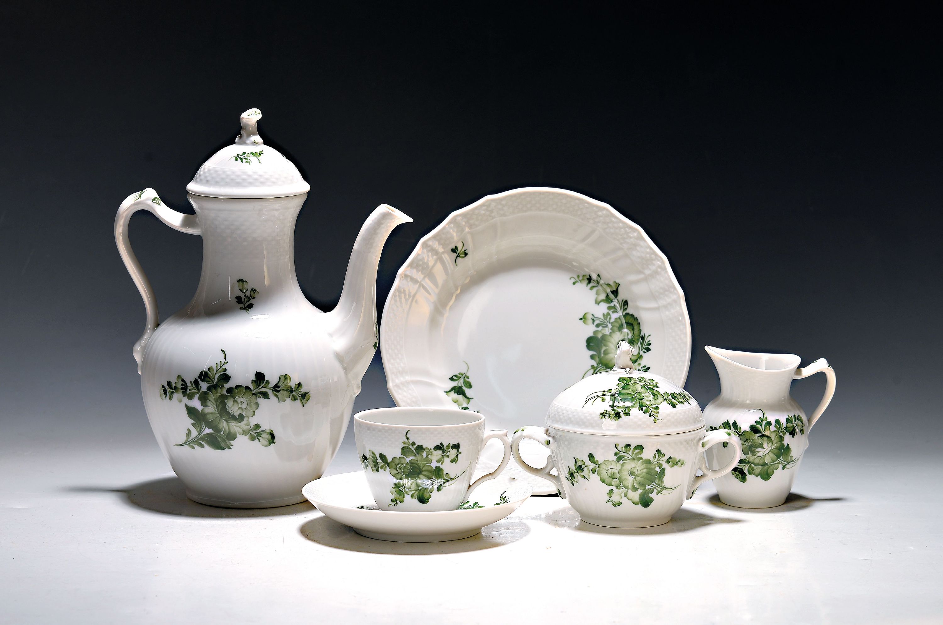 Image 27040081 - Kaffeeservice für 6 Personen, Kgl. Kopenhagen, 20. Jh., Porzellan mit geschwungenen ...
