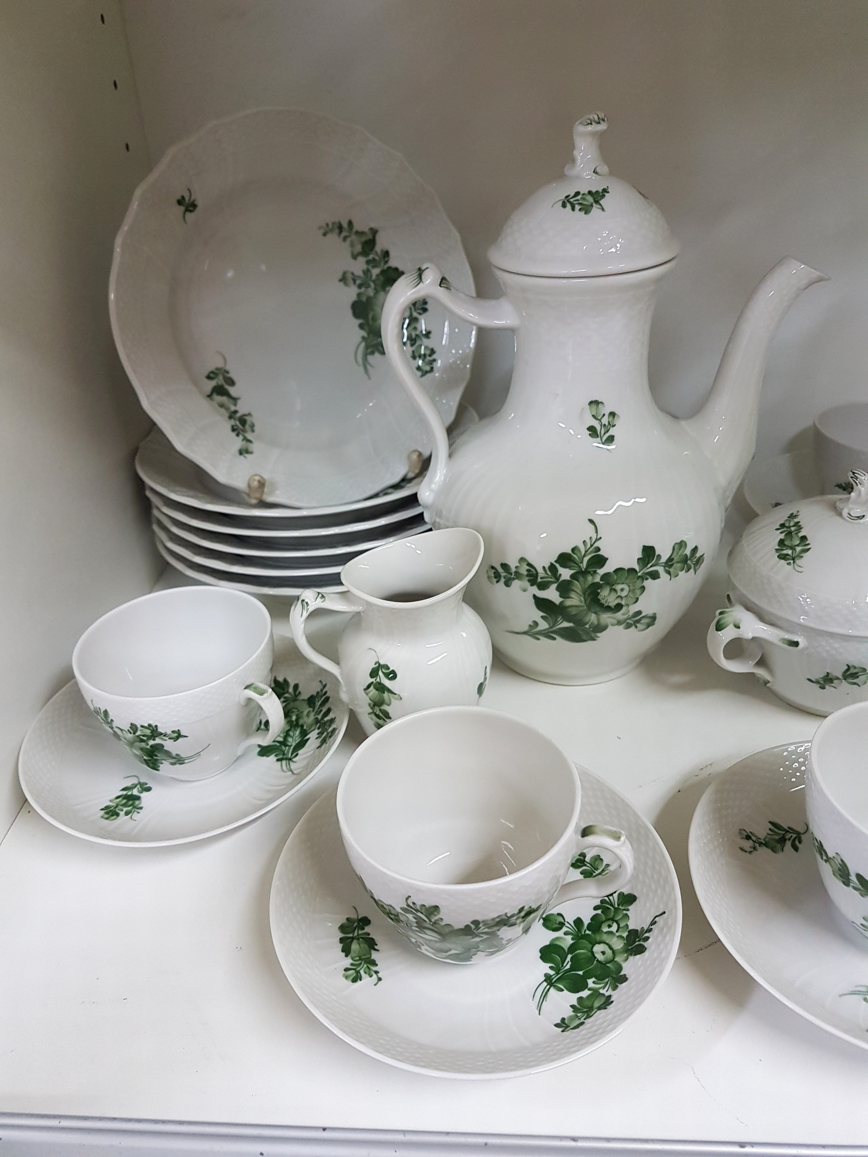 Detail a: Kaffeeservice für 6 Personen, Kgl. Kopenhagen, 20. Jh., Porzellan mit geschwungenen Riefen und Schuppenrelief, bemalt in Grün mit verschiedenen ...