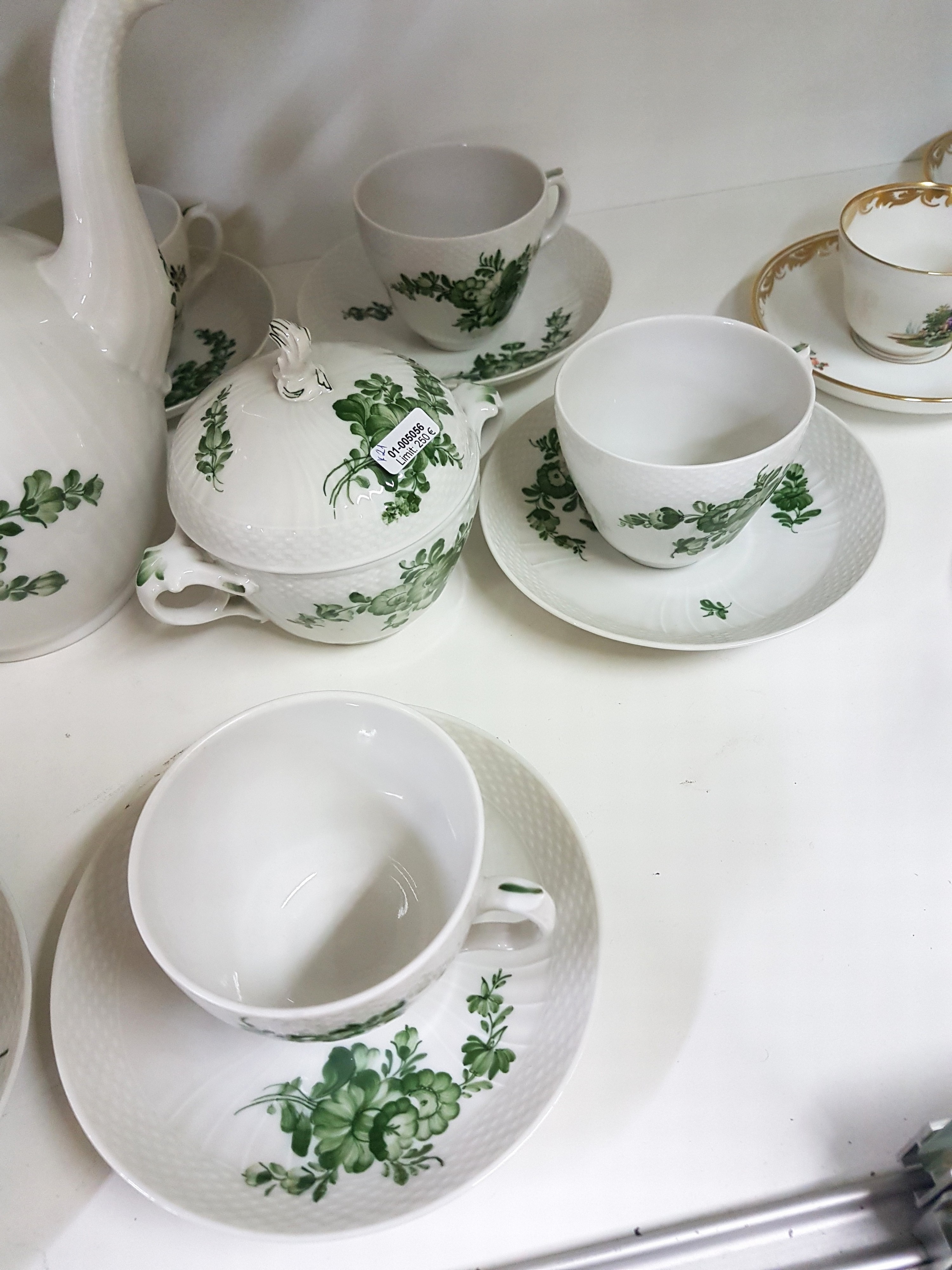 Detail c: Kaffeeservice für 6 Personen, Kgl. Kopenhagen, 20. Jh., Porzellan mit geschwungenen Riefen und Schuppenrelief, bemalt in Grün mit verschiedenen ...