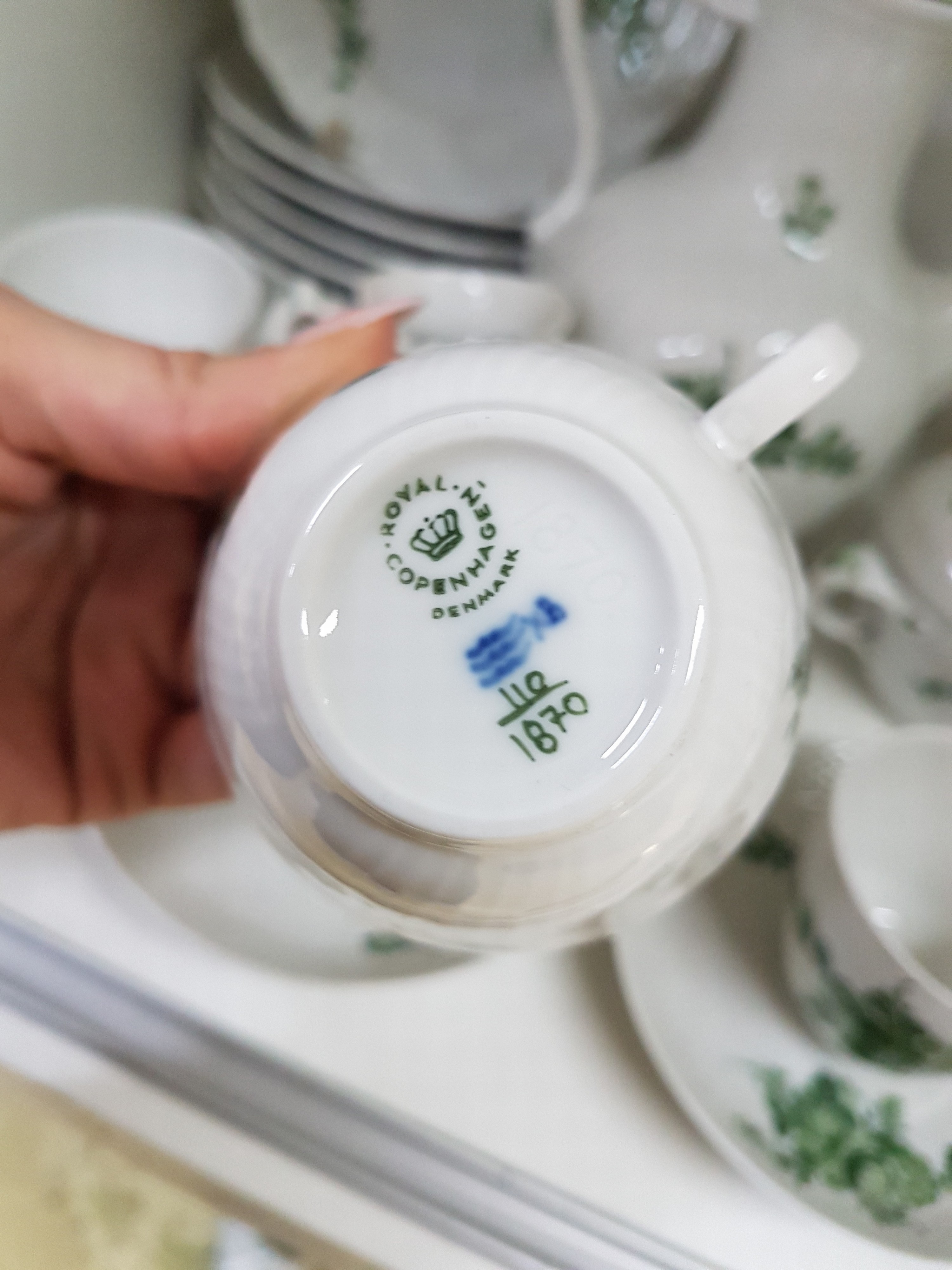 Detail e: Kaffeeservice für 6 Personen, Kgl. Kopenhagen, 20. Jh., Porzellan mit geschwungenen Riefen und Schuppenrelief, bemalt in Grün mit verschiedenen ...