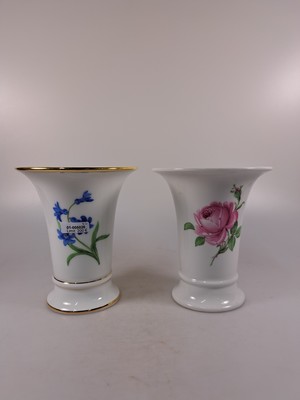 27040069a - 2 Vasen, Meissen, 20. Jh., 1. Wahl, 1x Blume I mit Goldrändern, H. ca. 14cm, 1x rote ...